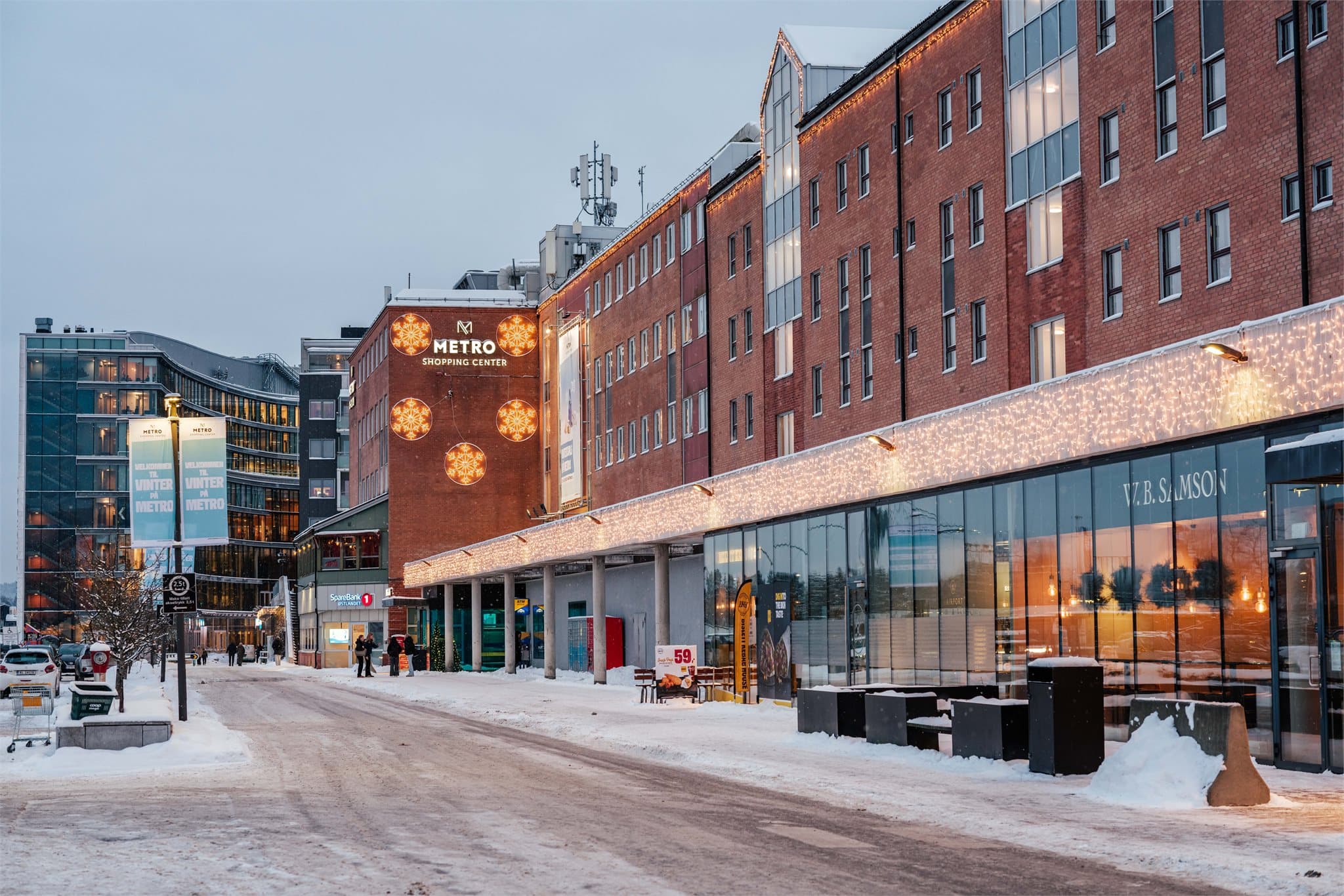 Metro Senter ligger i umiddelbar nærhet og tilbyr et bredt utvalg av butikker og servicetilbud.