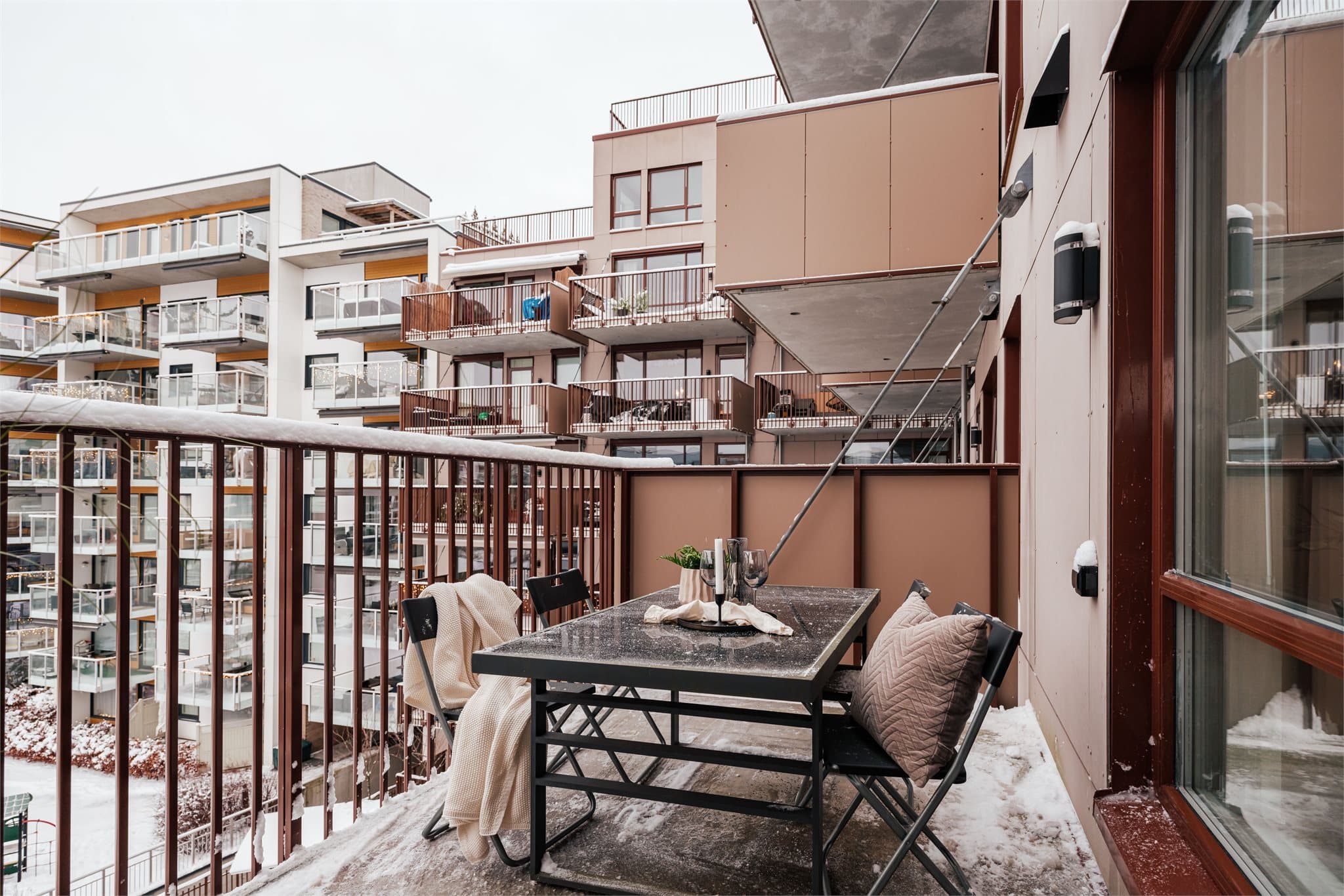 Fra stuen er det utgang til en vestvendt balkong på 9 m².