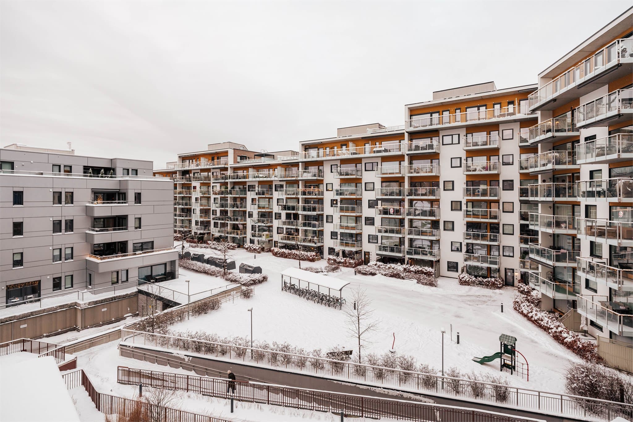 Borettslaget har et pent opparbeidet og bilfritt fellesområde med lekeplass.