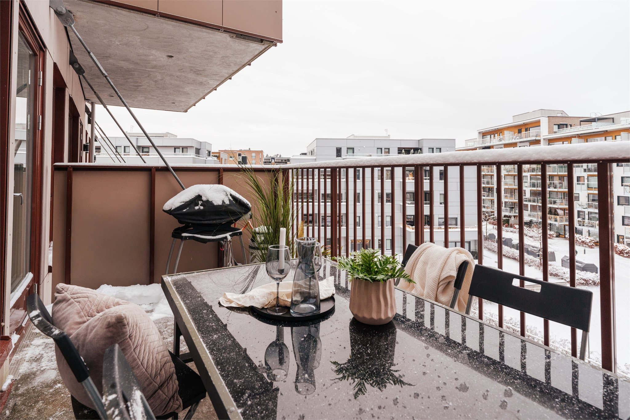 Balkongen har gode lysforhold på ettermiddagen og plass til utemøbler. Gass- eller elgrill er tillatt.