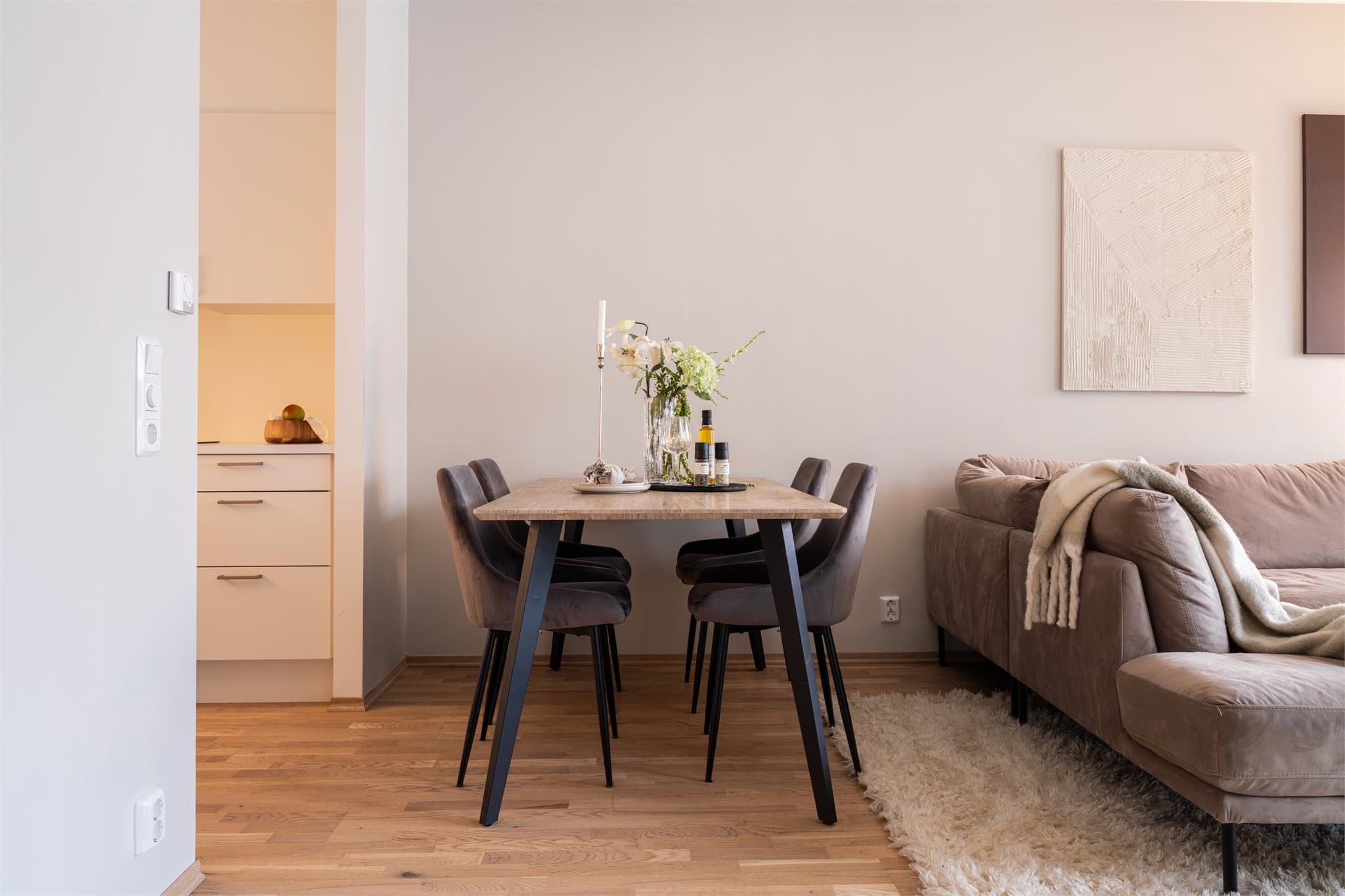 Stuen har god plass til både sofagruppe og en egen spiseplass.