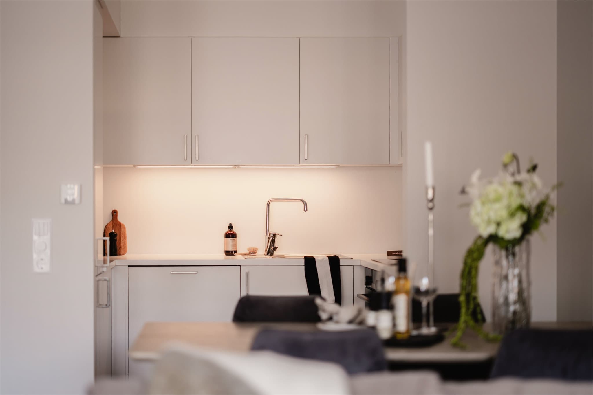 Den åpne løsningen mot stuen skaper en sosial og innbydende atmosfære.