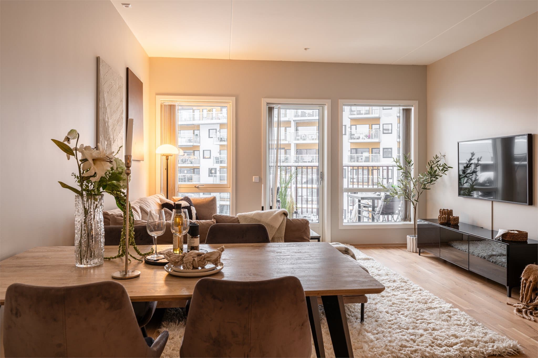 Leiligheten har en åpen stue- og kjøkkenløsning med en takhøyde på 2,7 meter.