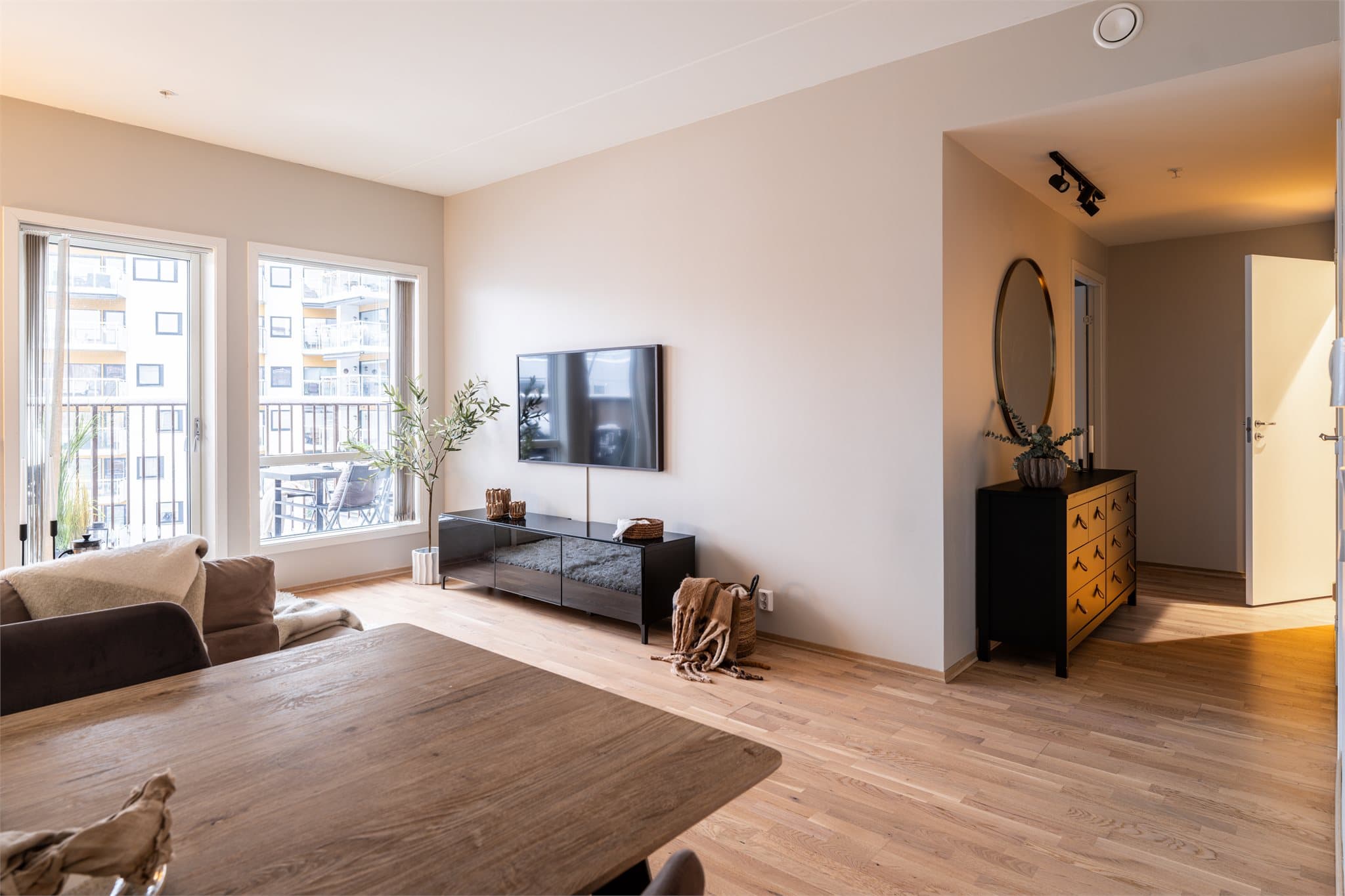 Gjennomgående gulvvarme i alle oppholdsrom sikrer en jevn og behagelig temperatur.