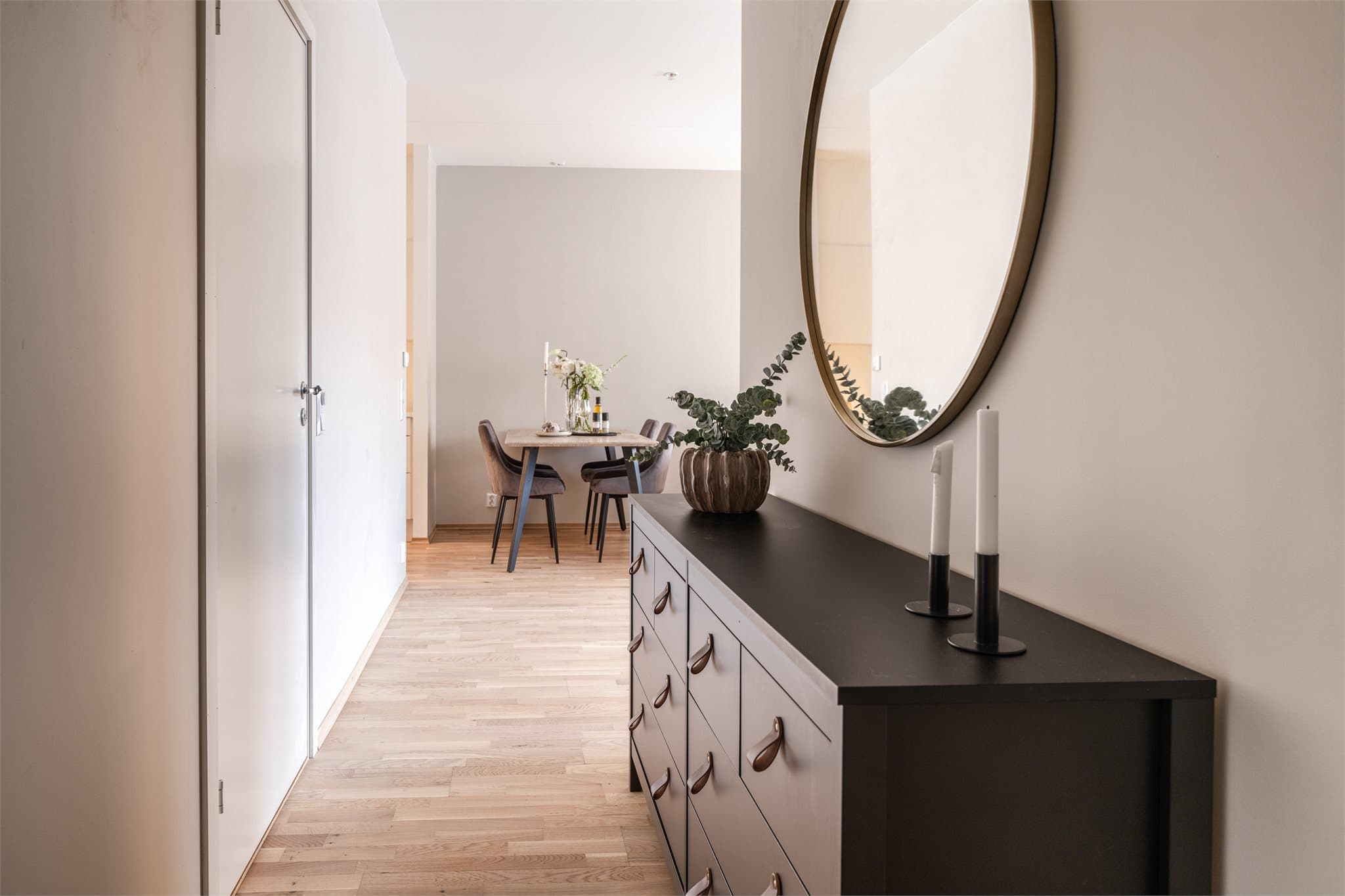 Videre fra gangen åpner leiligheten seg opp mot det sentrale oppholdsrommet.