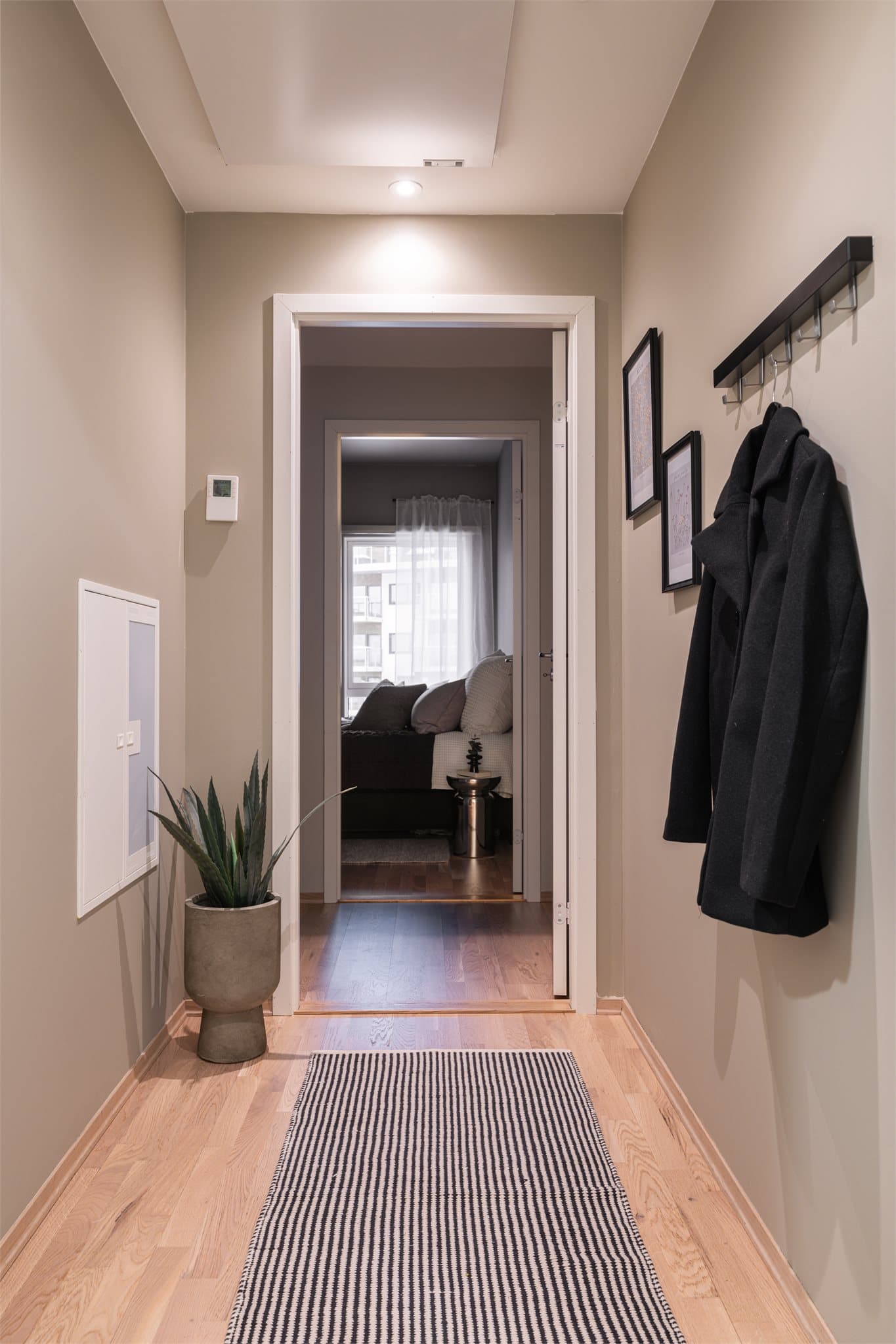 Gangen binder rommene sammen og har integrerte downlights i taket for god belysning.