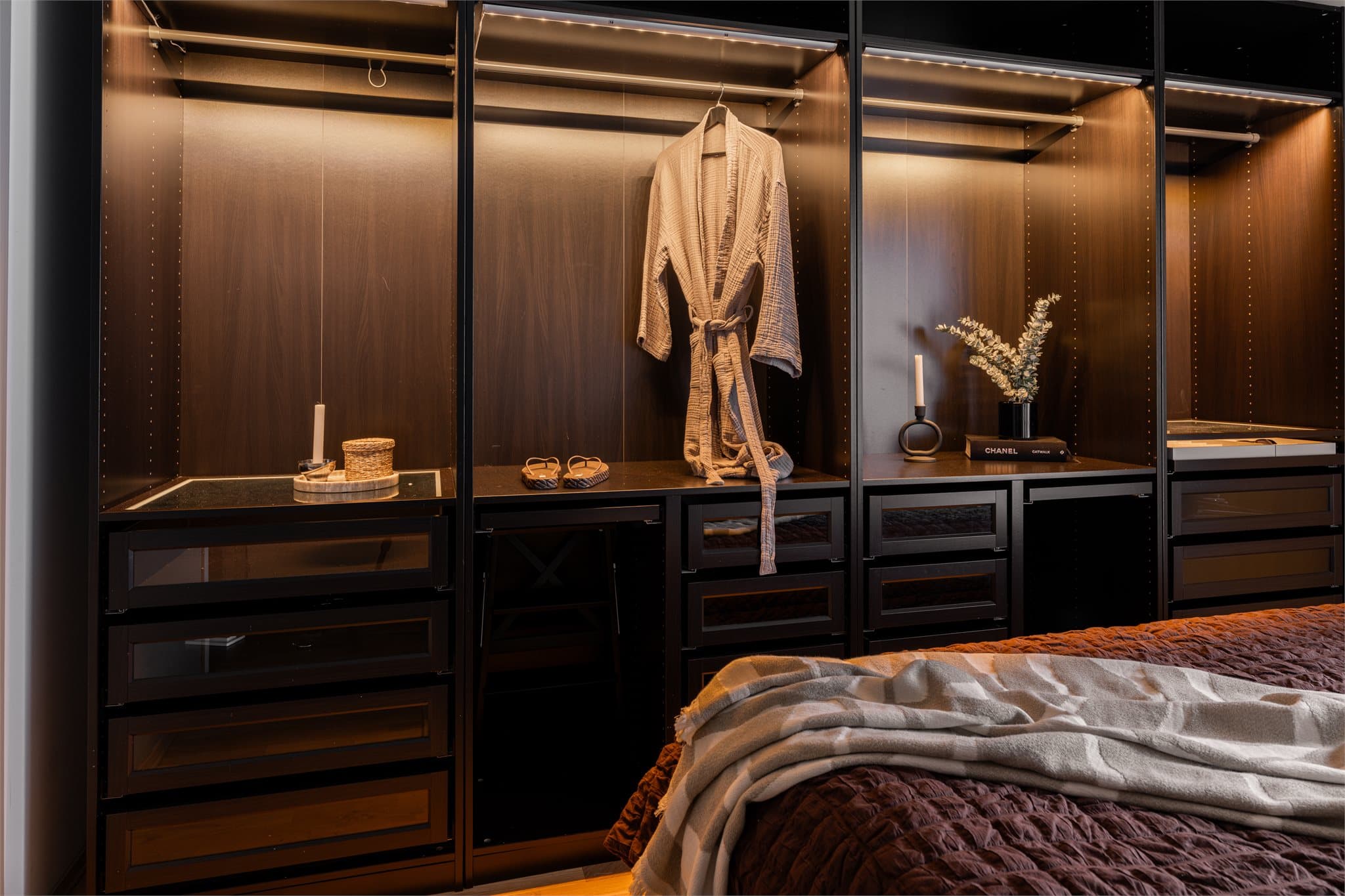 Garderoben har integrert belysning som gir god oversikt.