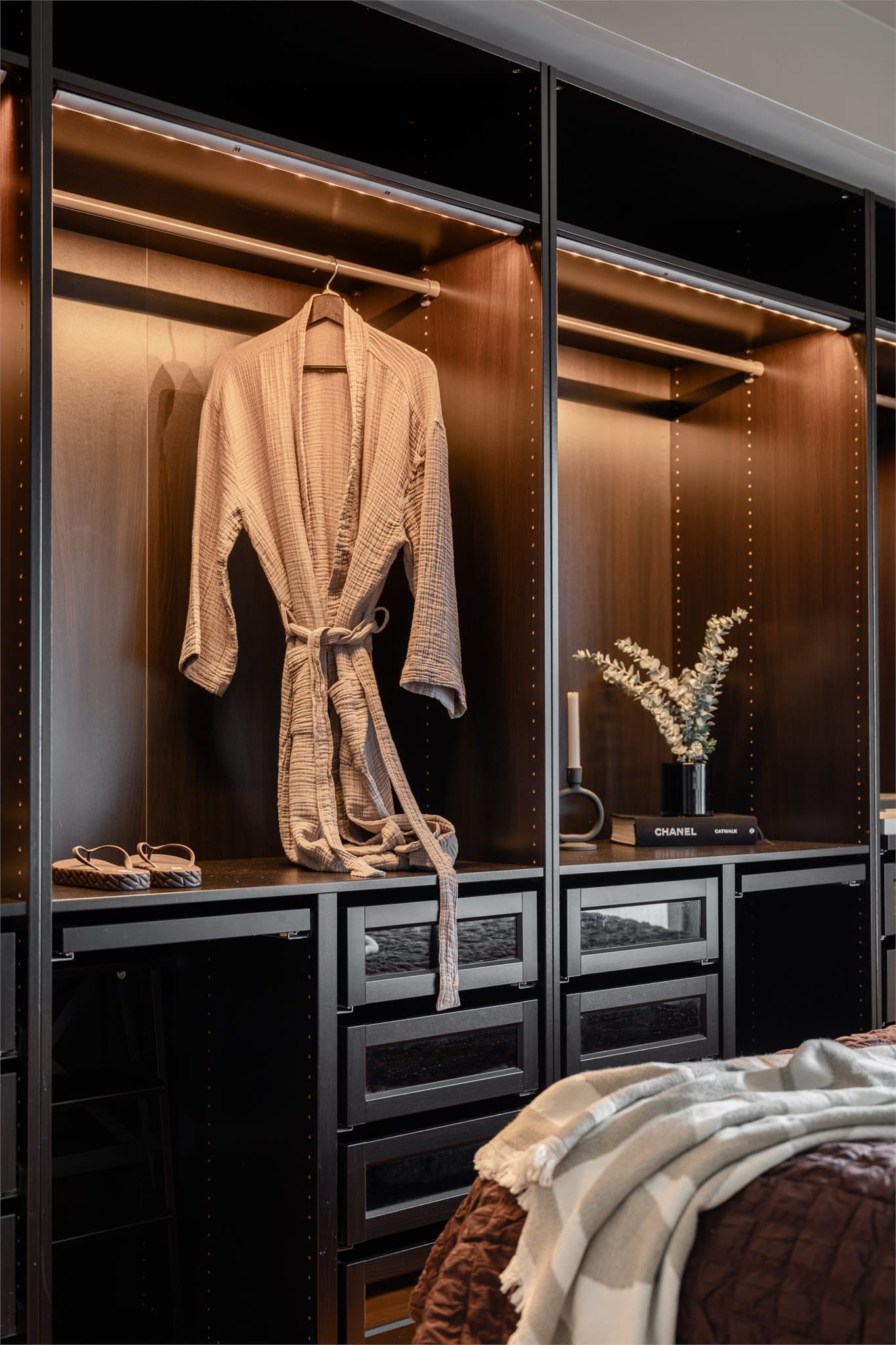 Innredningen byr på en kombinasjon av heng, hyller og skuffer.