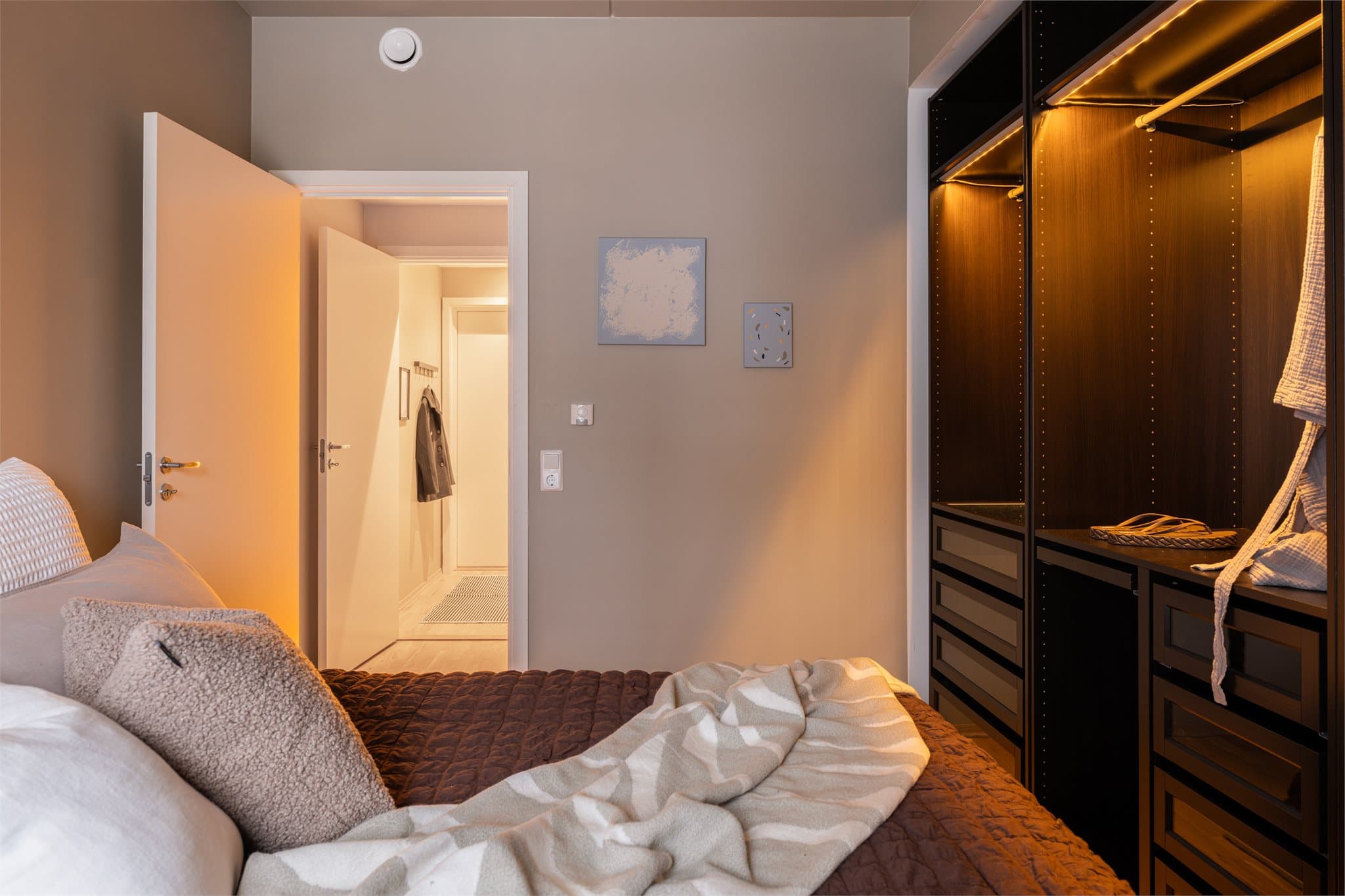 Fra soverommet er det kort vei til badet, som ligger praktisk til i gangen.