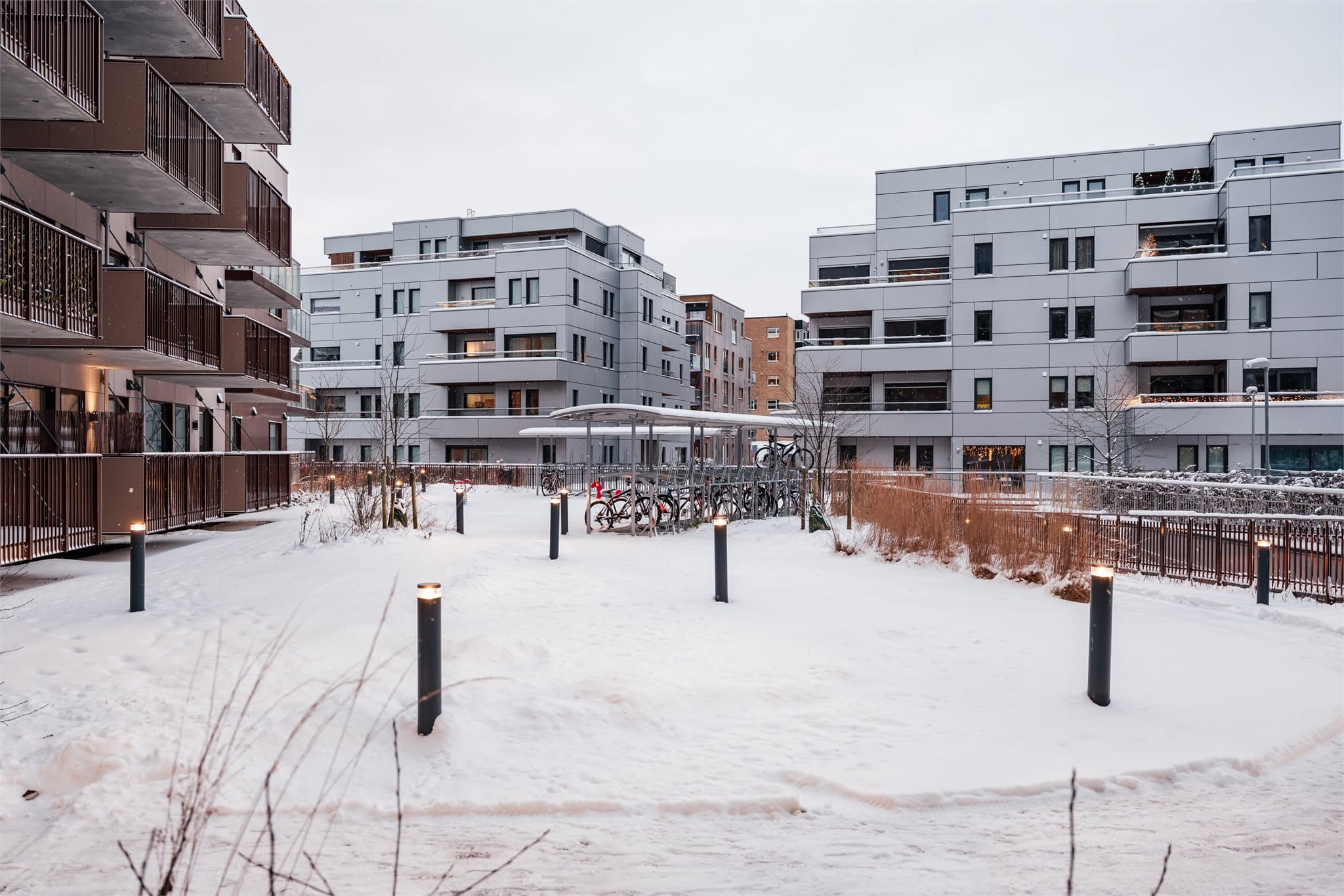 Fellesarealene er godt vedlikeholdt og innbyr til et hyggelig naboskap. Det er tilrettelagt for sykkelparkering under tak på fellesområdet.