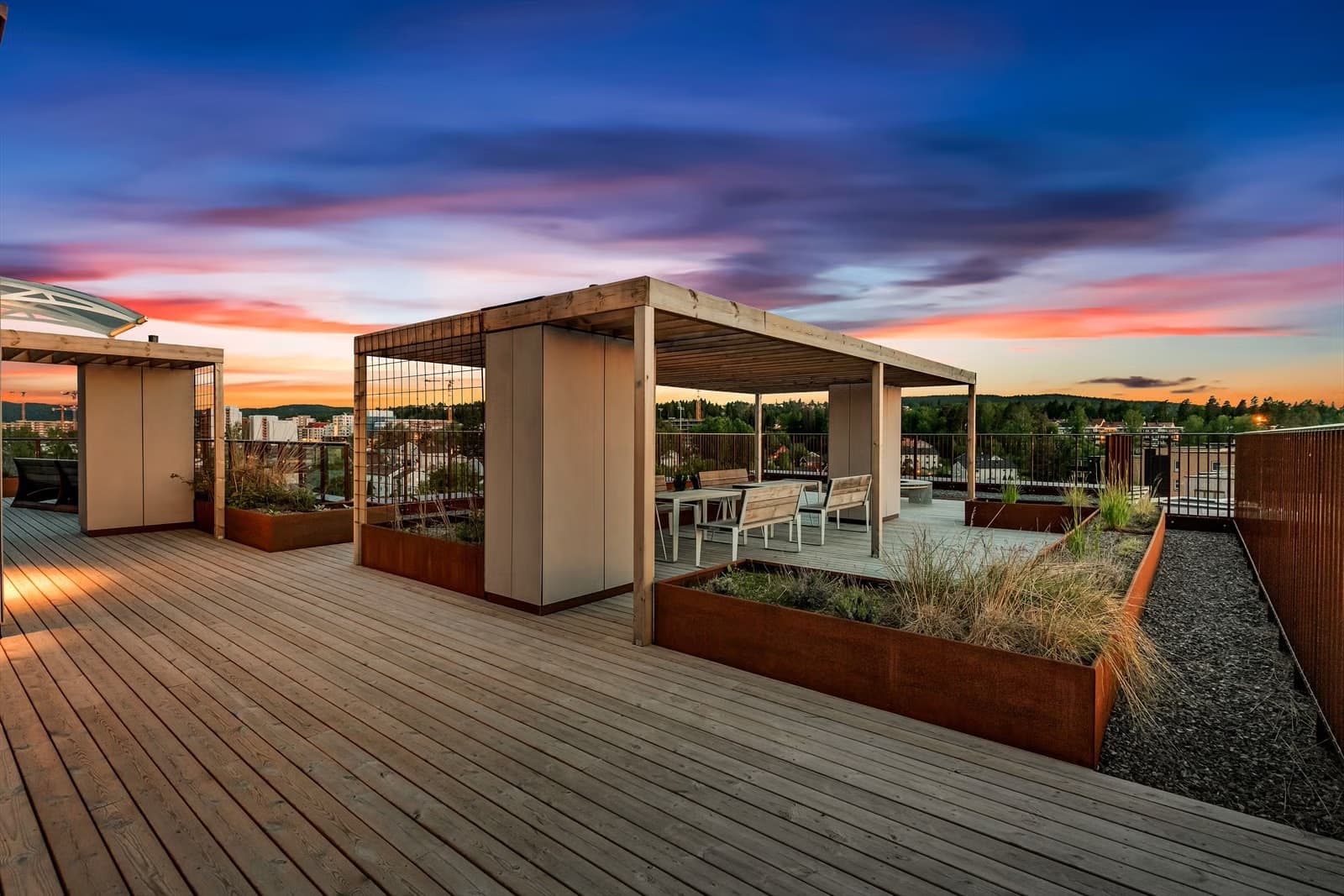 Det er etablert to flotte takterrasser, som er utstyrt med sittegrupper. Det er gode solforhold og flott utsikt.