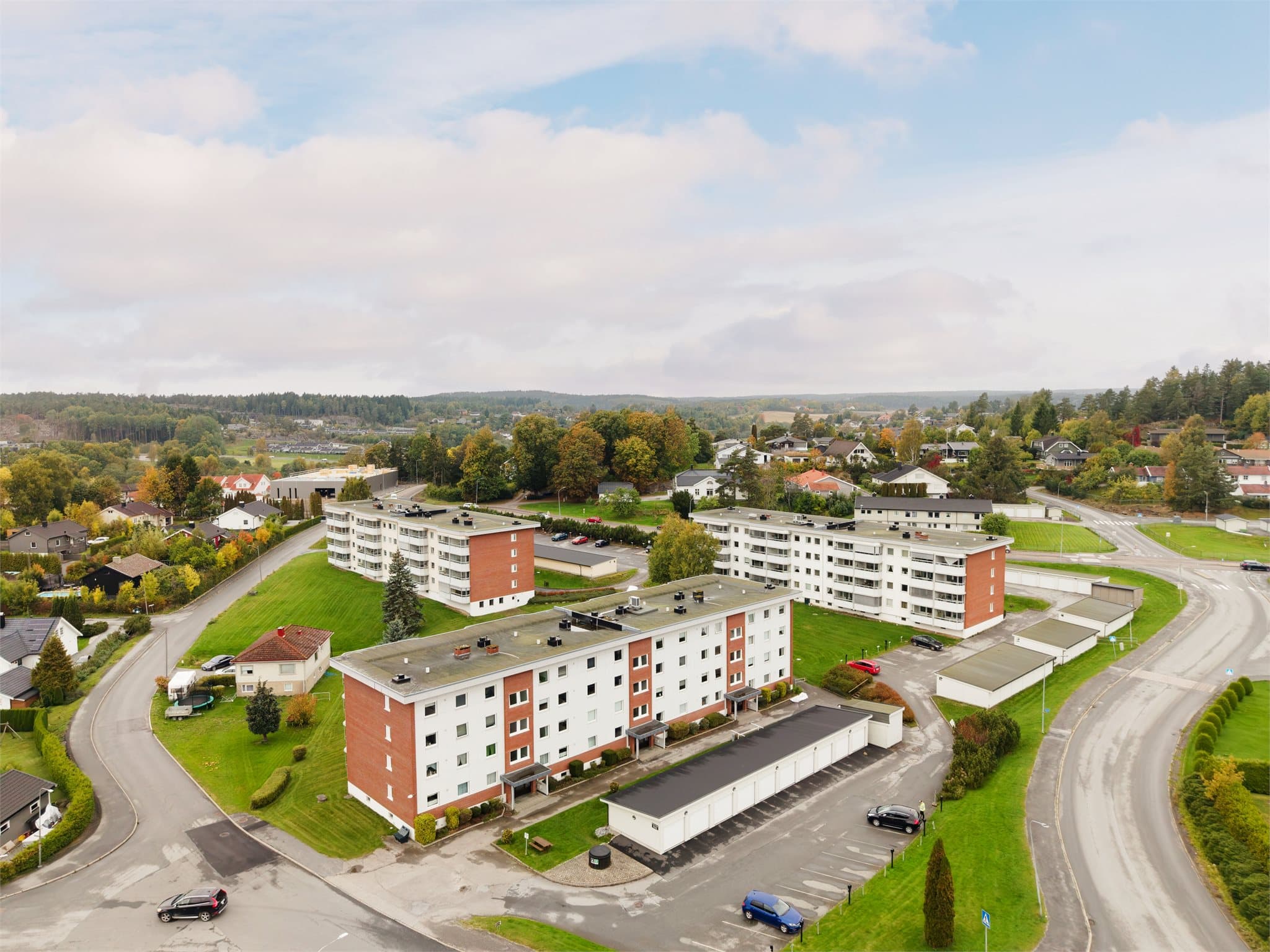 Kort avstand til bussholdeplass i Østre Lie med hyppige avganger mot Halden sentrum.