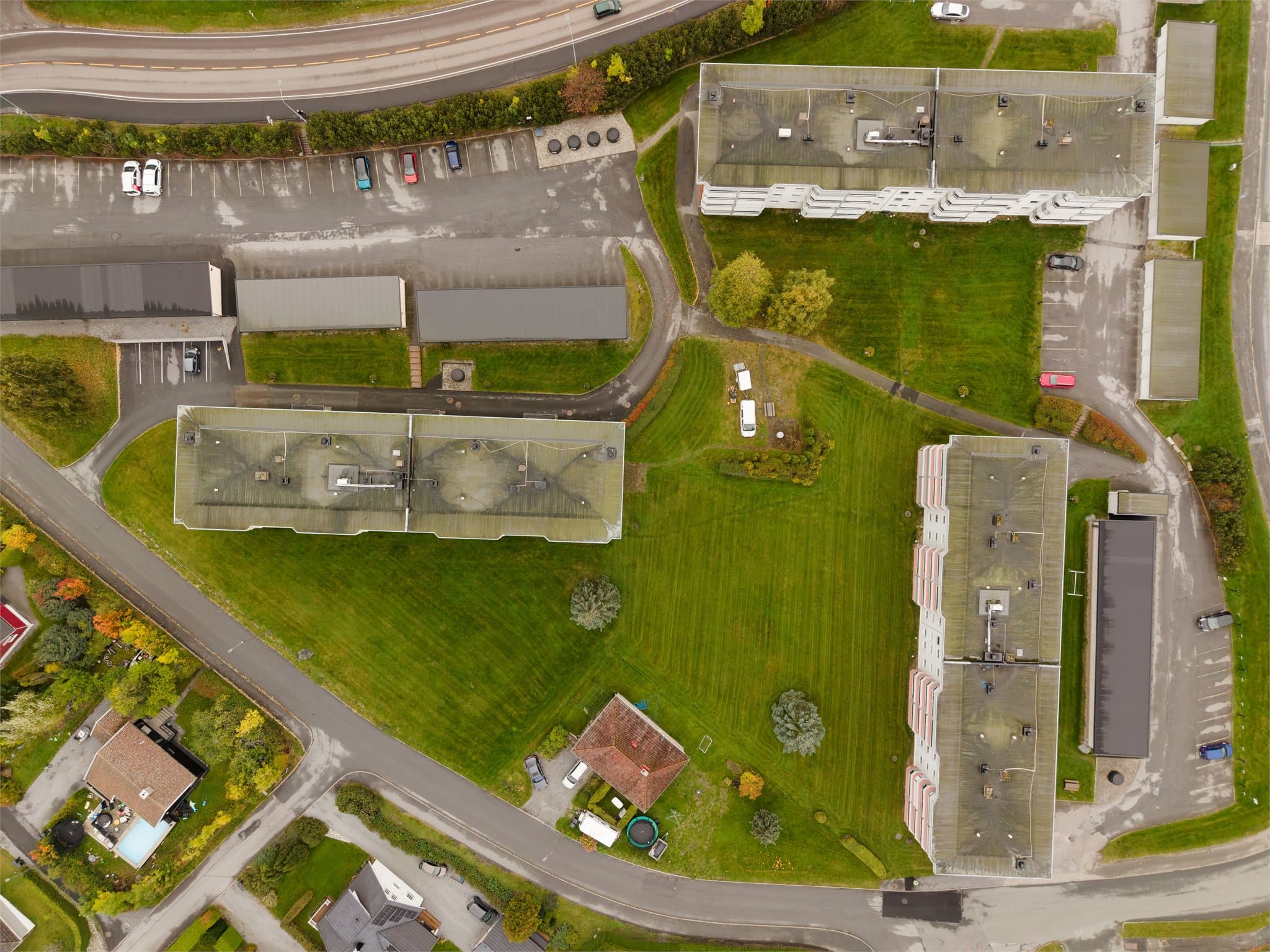 Borettslagets tre blokker er plassert rundt et skjermet, grønt fellesområde.