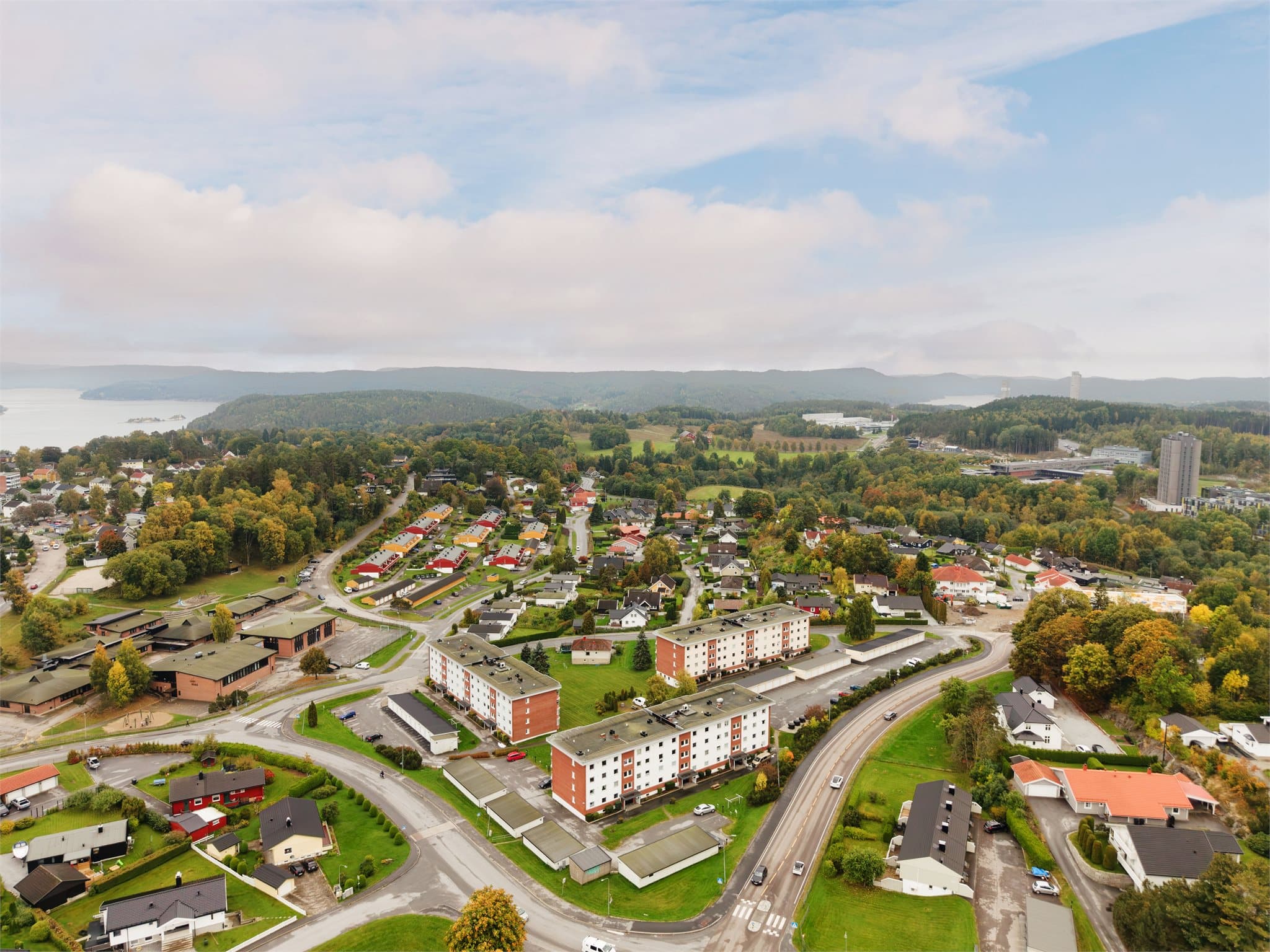 Fra Låby er det kort vei til Høgskolen i Østfold på Remmen og flotte turområder.