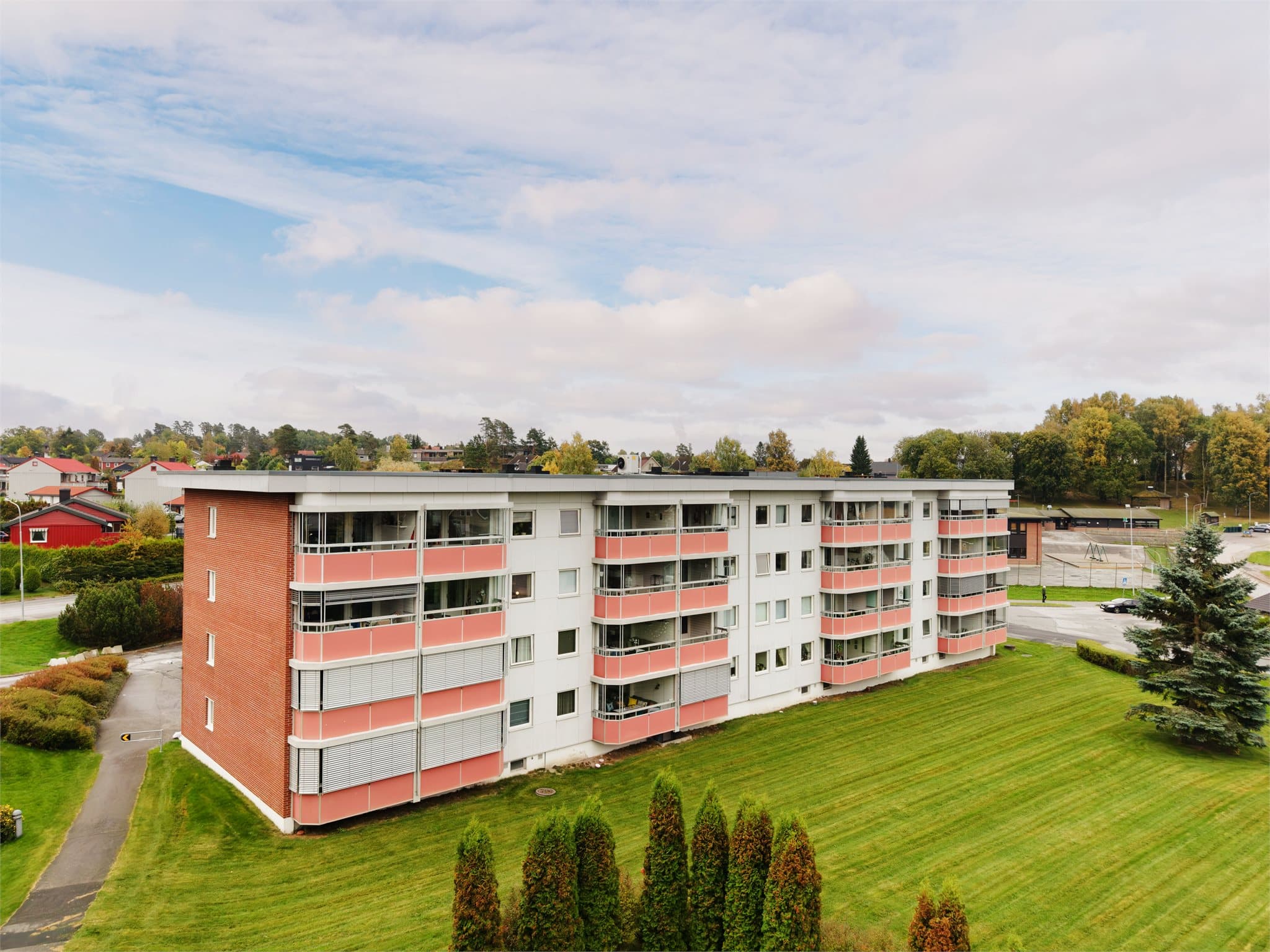 Østre Lie III borettslag ligger i et etablert og rolig boligområde på Låby.