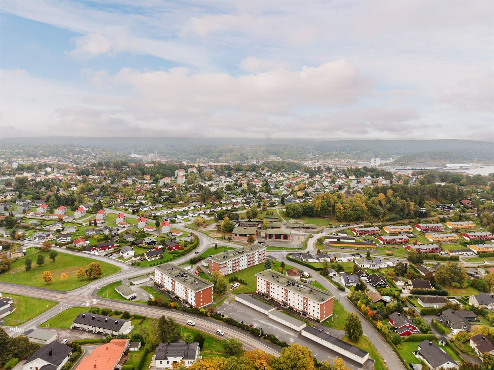 Dagligvarebutikker og servicetilbud finnes i gangavstand fra boligen.