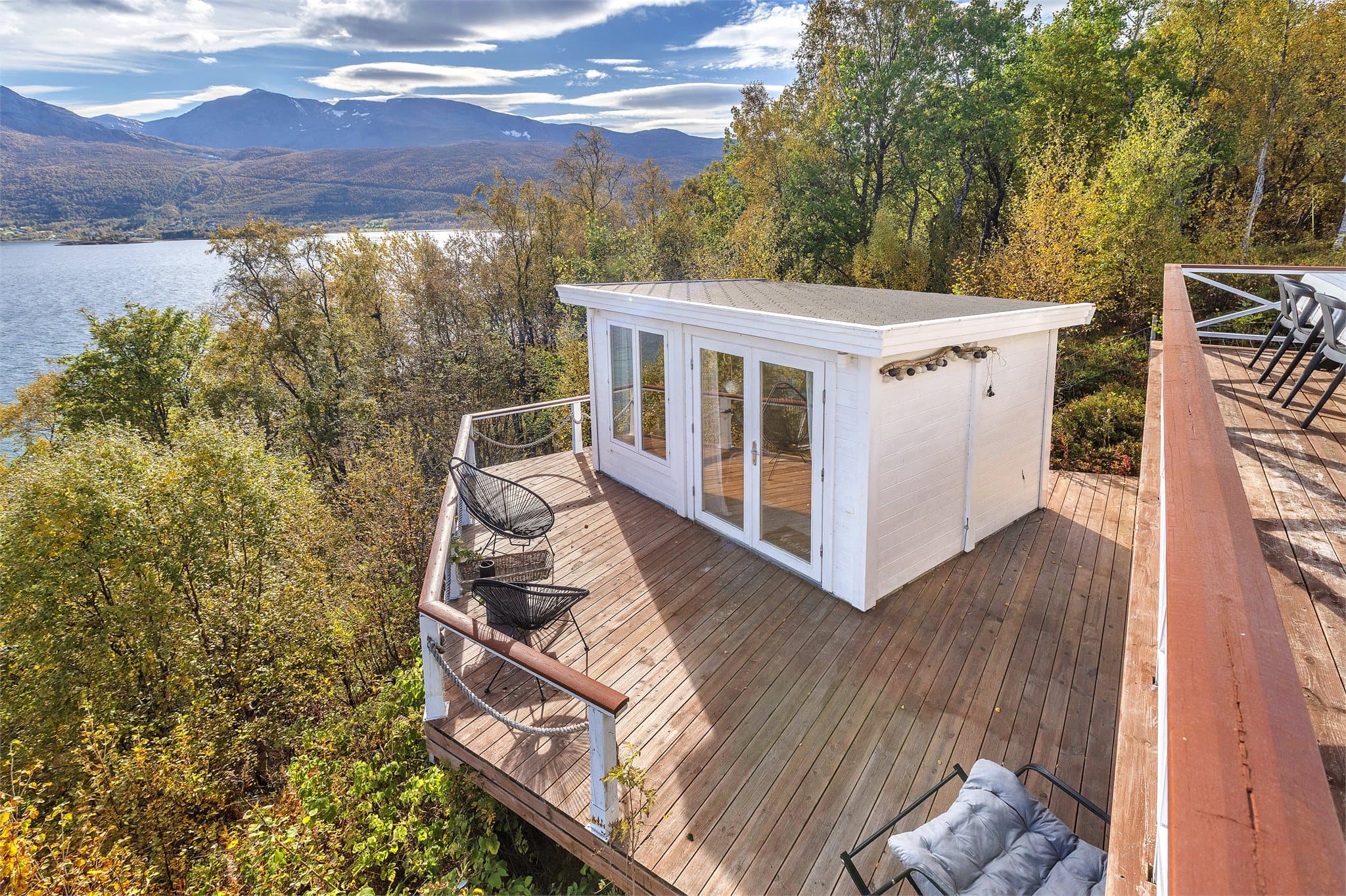 Lysthuset på ca. 11 m² er fundamentert direkte på det nedre terrassedekket.
