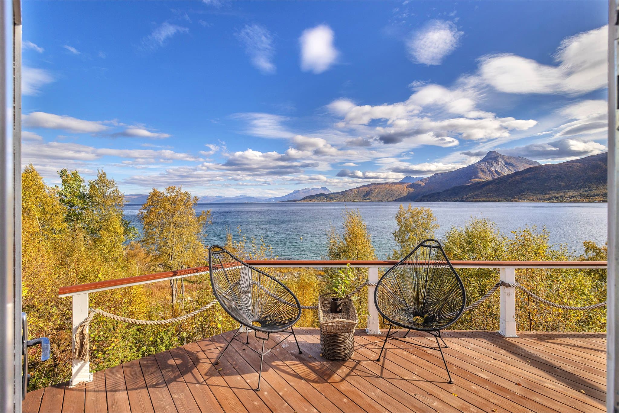 Fra plattingen foran lysthuset har man flott utsikt utover fjorden.