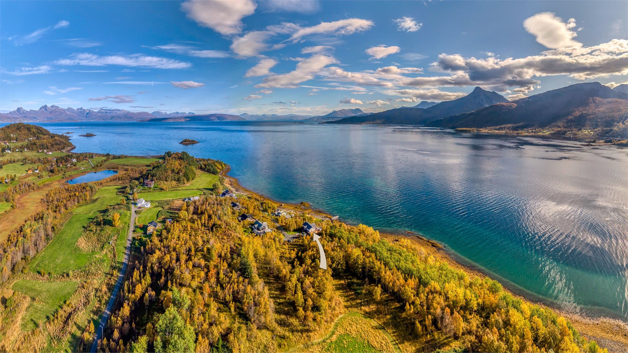Eiendommen ligger idyllisk til på et nes i Ballangen med vidstrakt utsikt over Ofotfjorden.