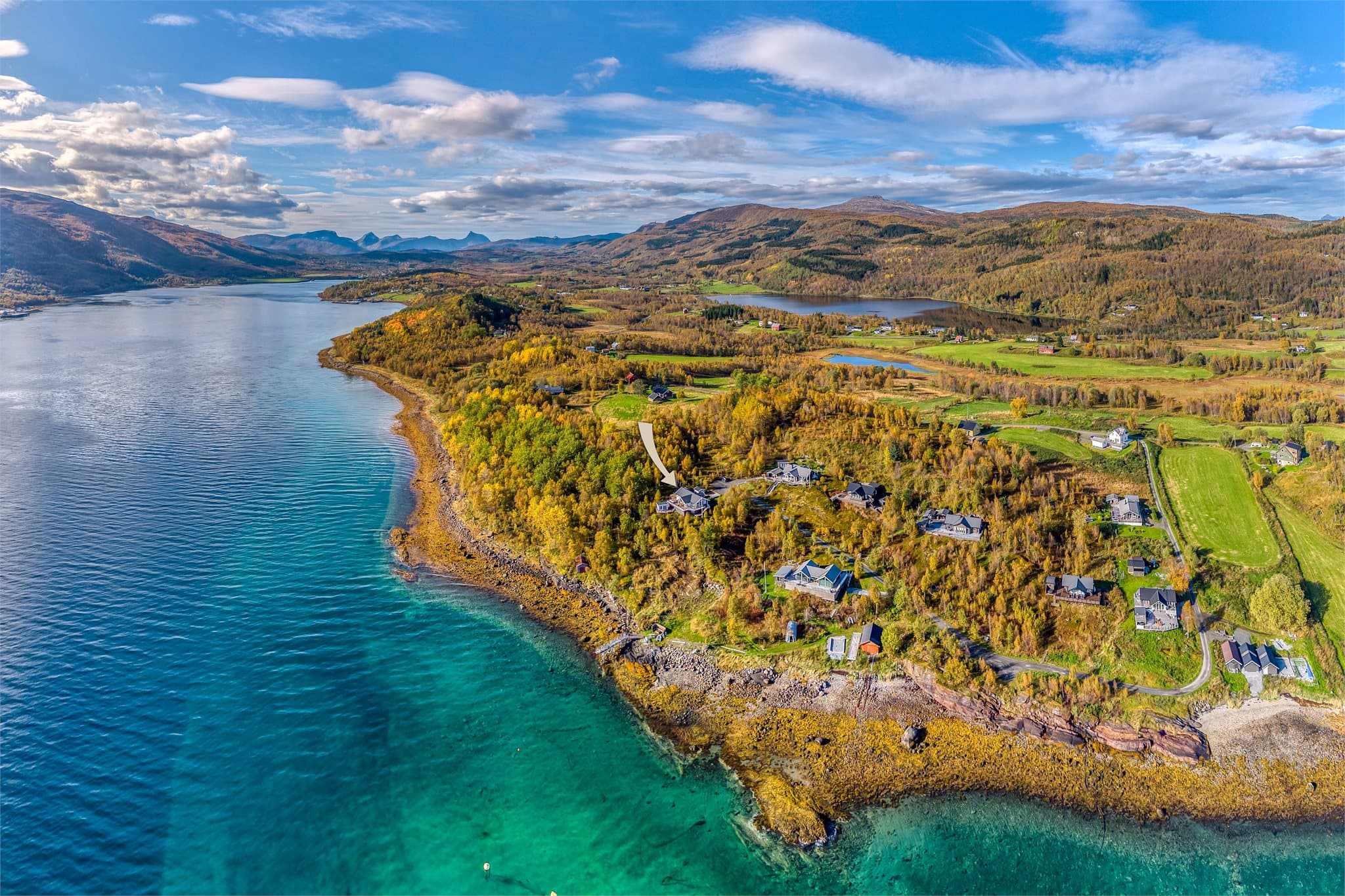 Fjorden innbyr til flotte naturopplevelser, båtturer og fiske.