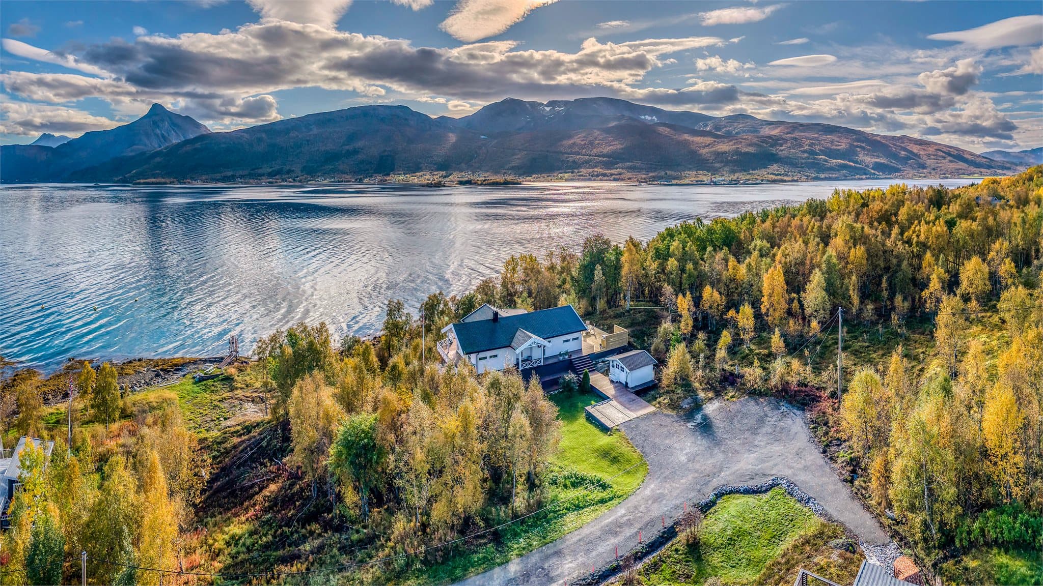 Eiendommen har kort vei ned til strandlinjen og fjorden.