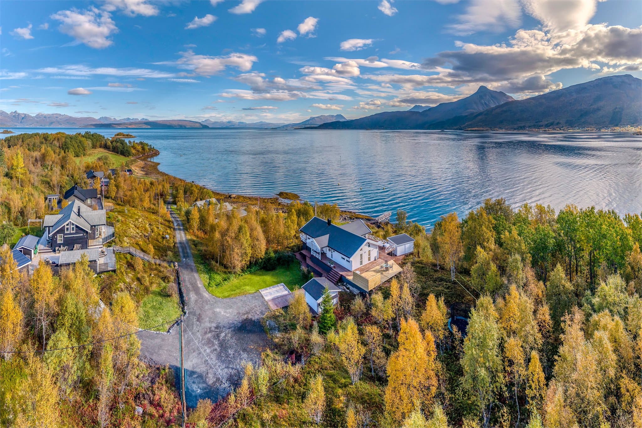 Eiendommen ligger i et etablert og rolig hytteområde med enkel adkomst.