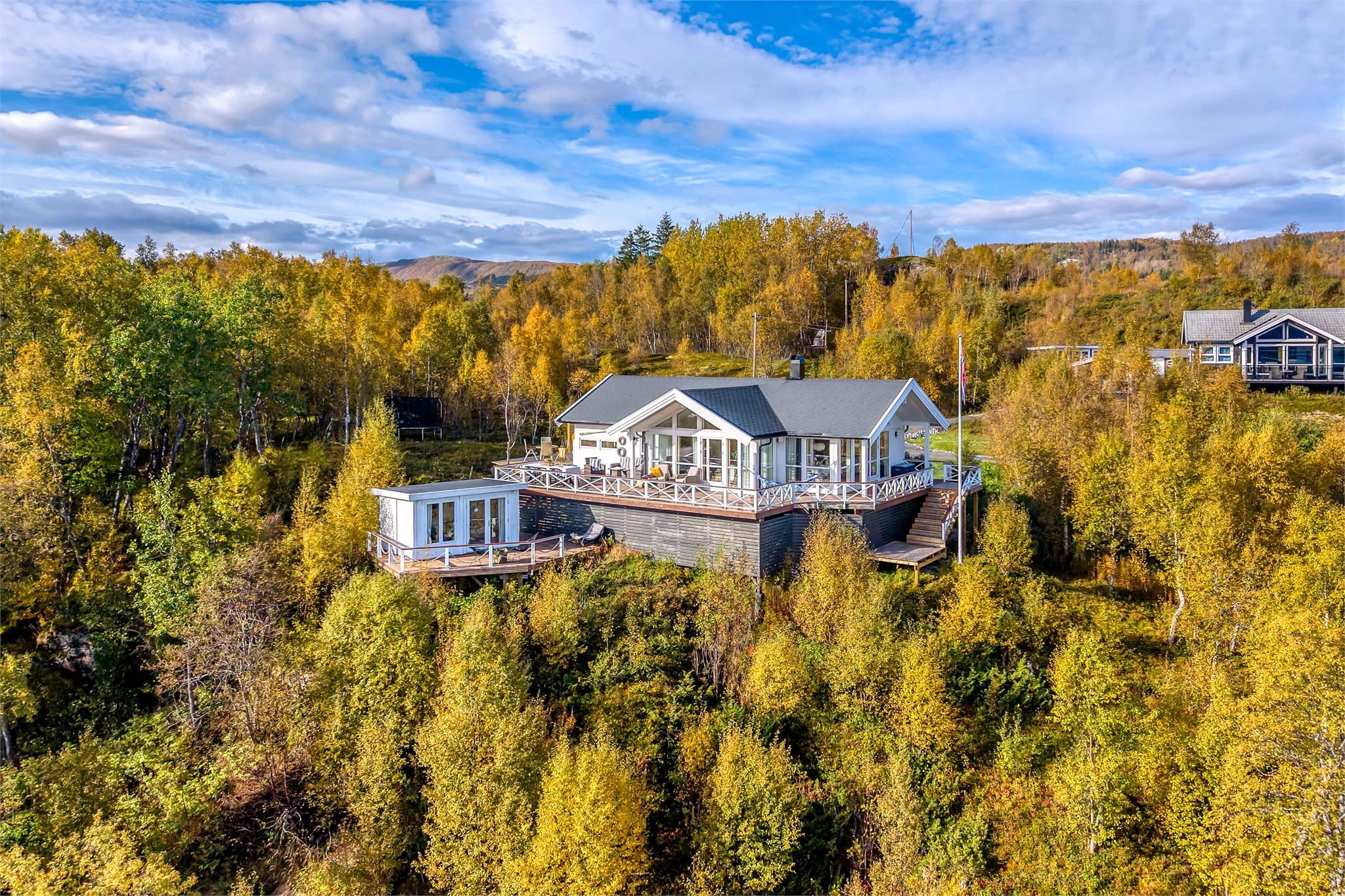 Hytten ligger idyllisk og usjenert til, omgitt av kystnatur.