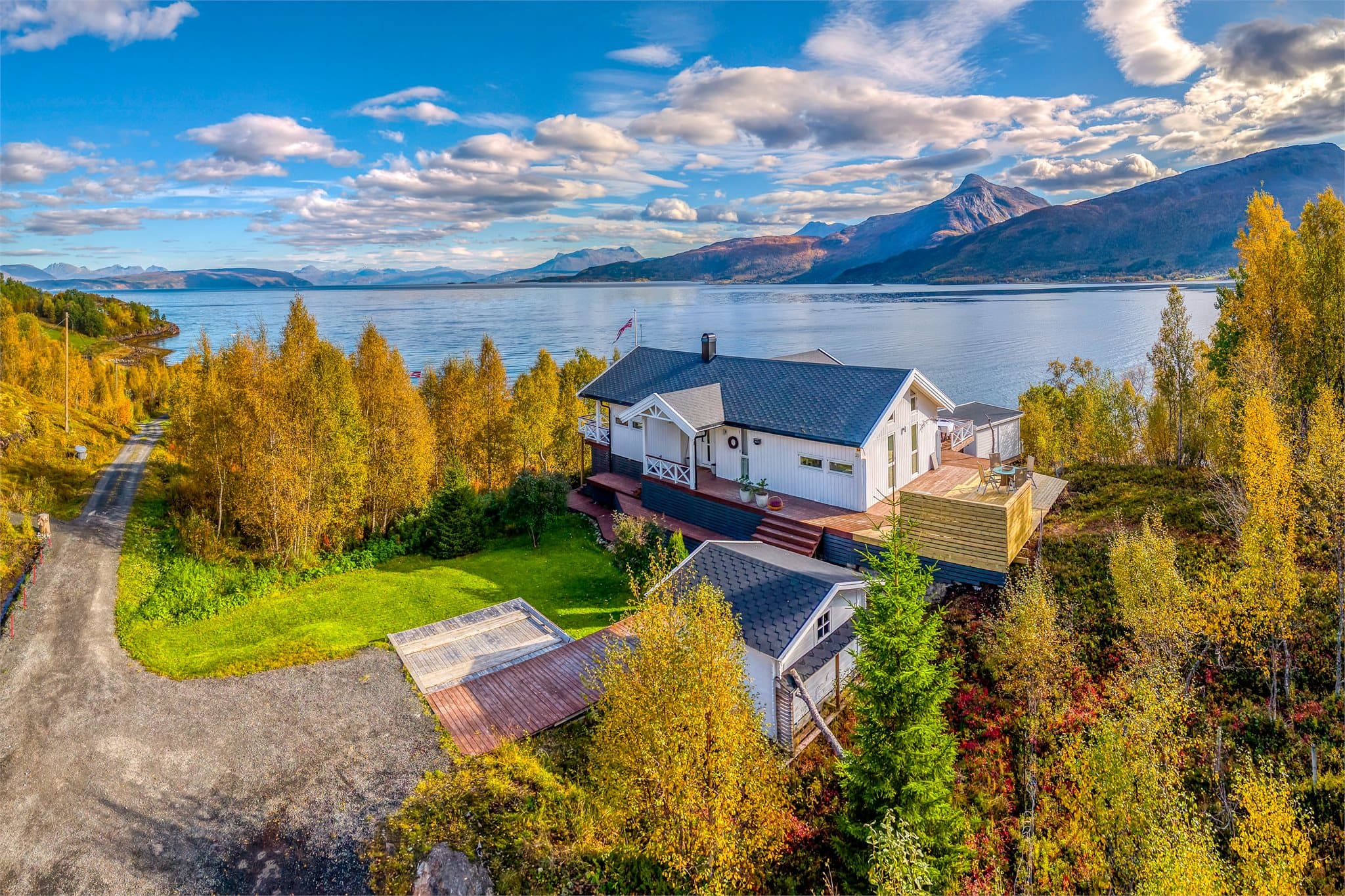 Fritidsbolig oppført i 2011 med usjenert beliggenhet, sjøutsikt og store terrassearealer.