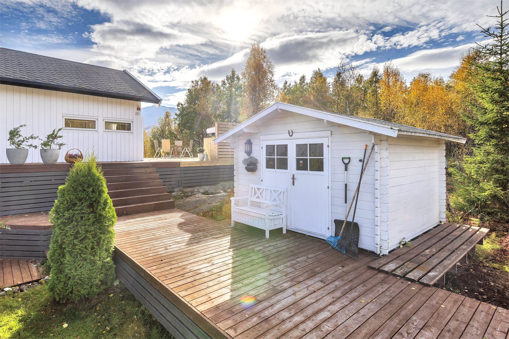 Uthus på ca. 9 m² gir praktisk lagringsplass for redskaper og utstyr.