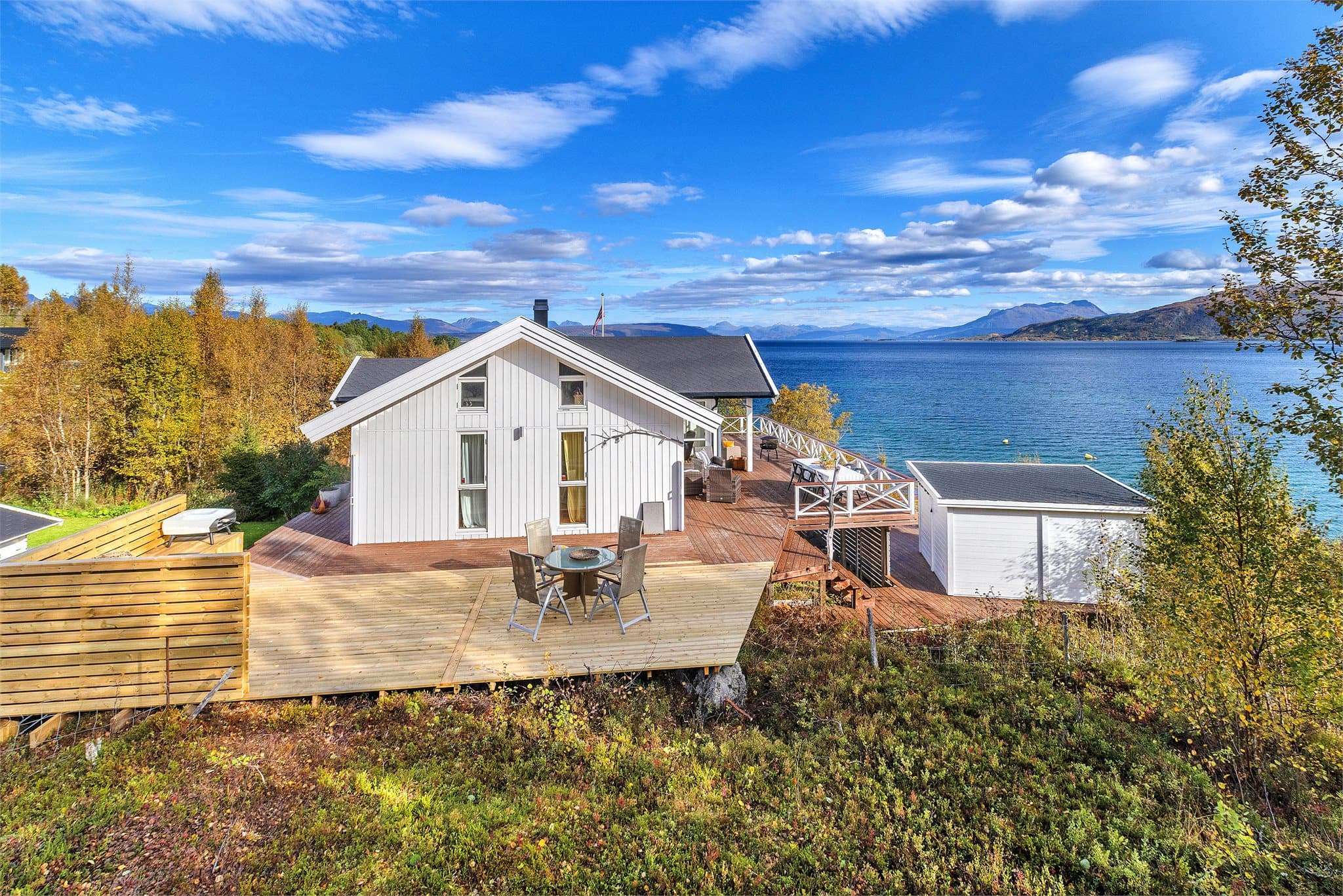 Egen grillterrasse med plassbygget utekjøkken og god plass til sittegruppe.