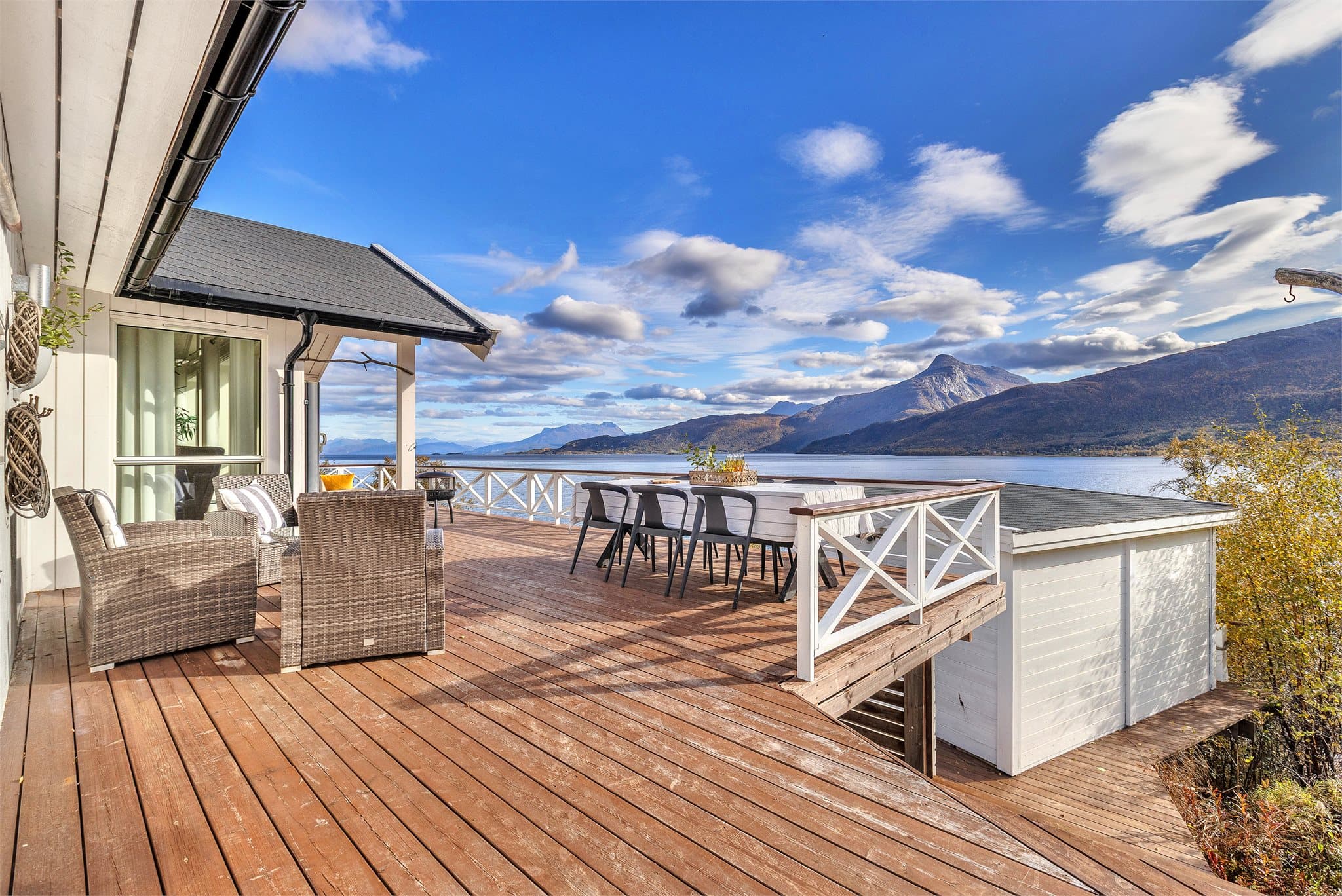 Utsikt mot fjorden og fjellene fra spiseplassen på terrassedekket.