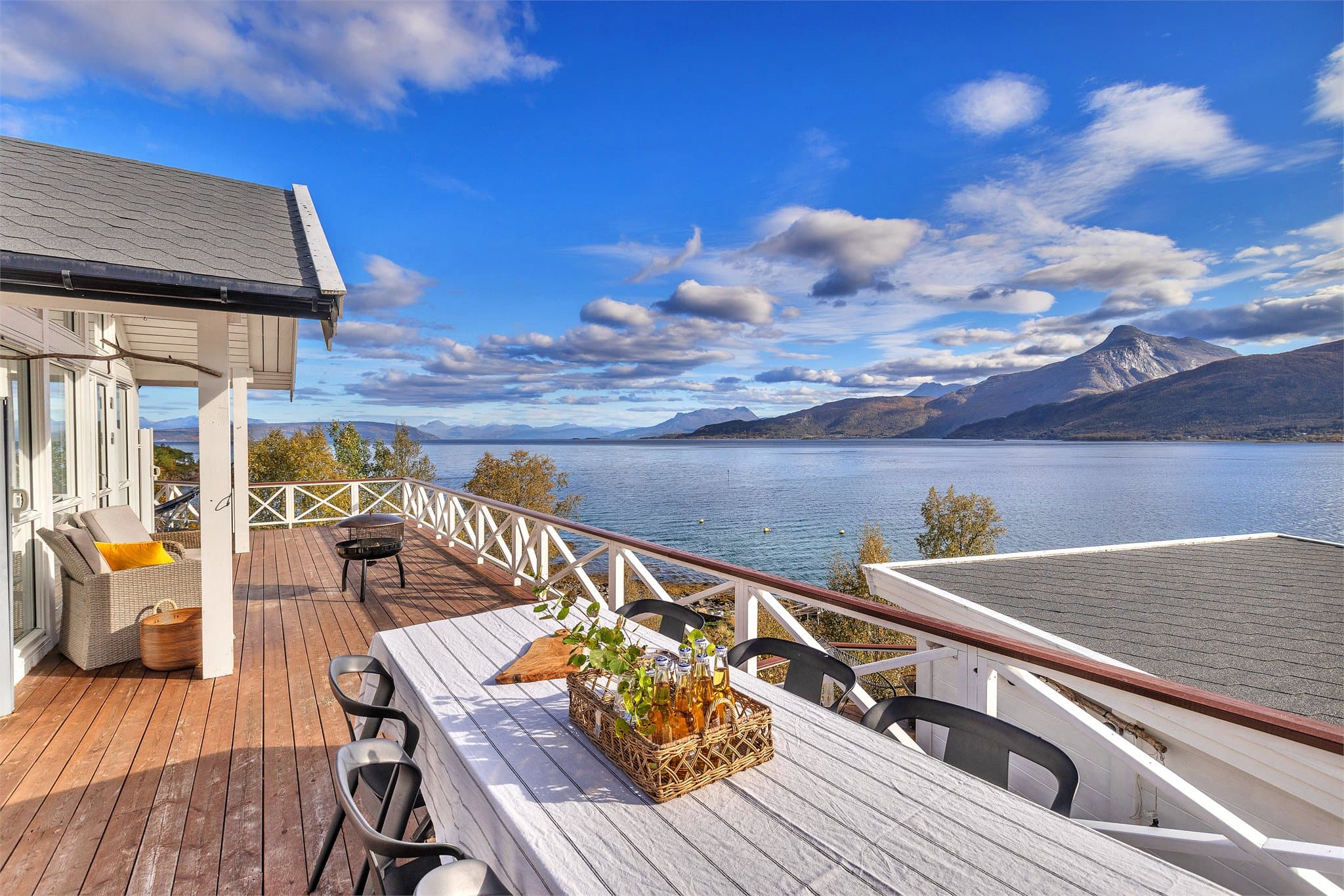 Spisebord på terrassen vendt mot Ofotfjorden og fjellmassivene.