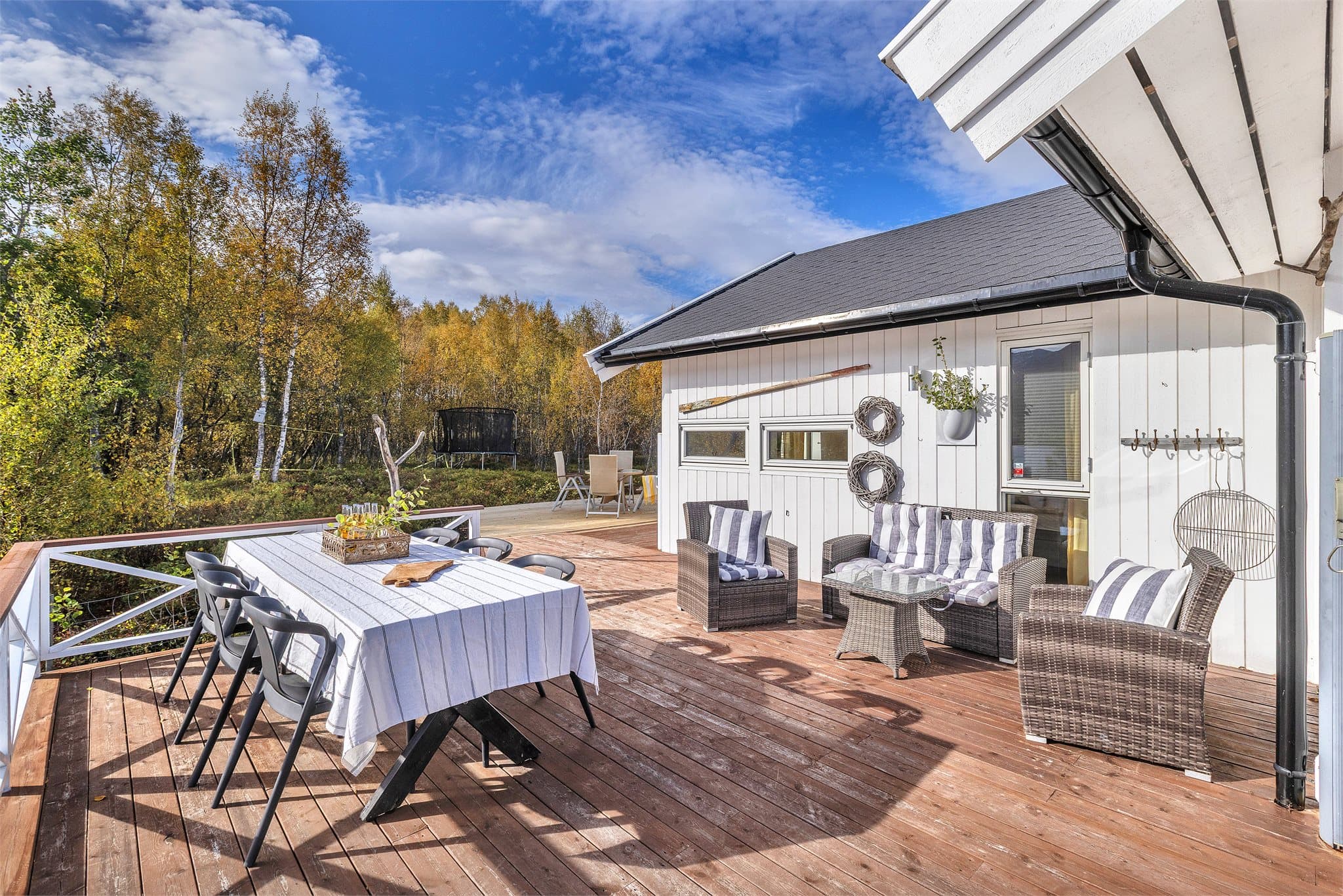 Terrassen har god plass til flere ulike sittegrupper og sosiale soner.