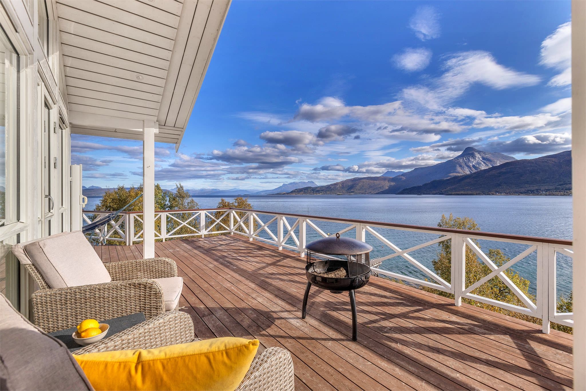 Sitteplass på terrassen med vidstrakt utsikt over fjorden.