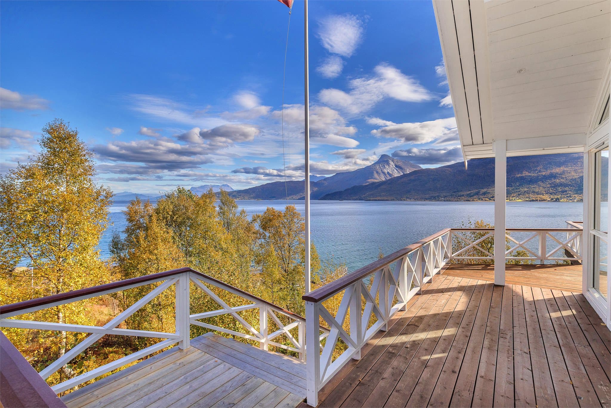 Terrassens nedre nivå gir en åpen og fri opplevelse av kystlinjen.