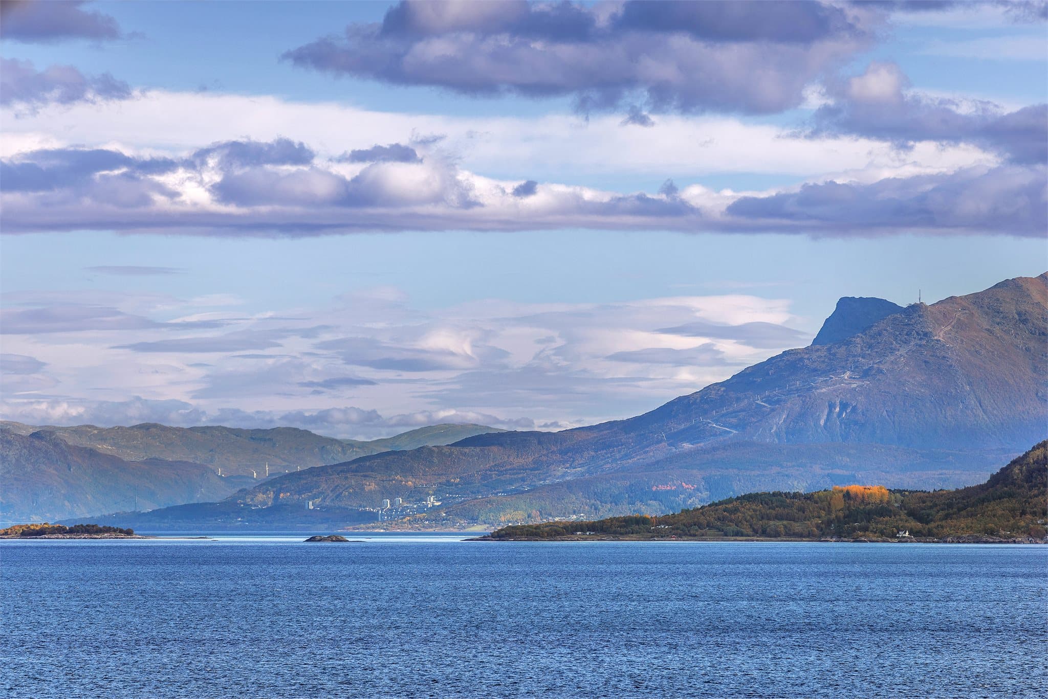 Fjorden og fjellene danner en flott kulisse året rundt.
