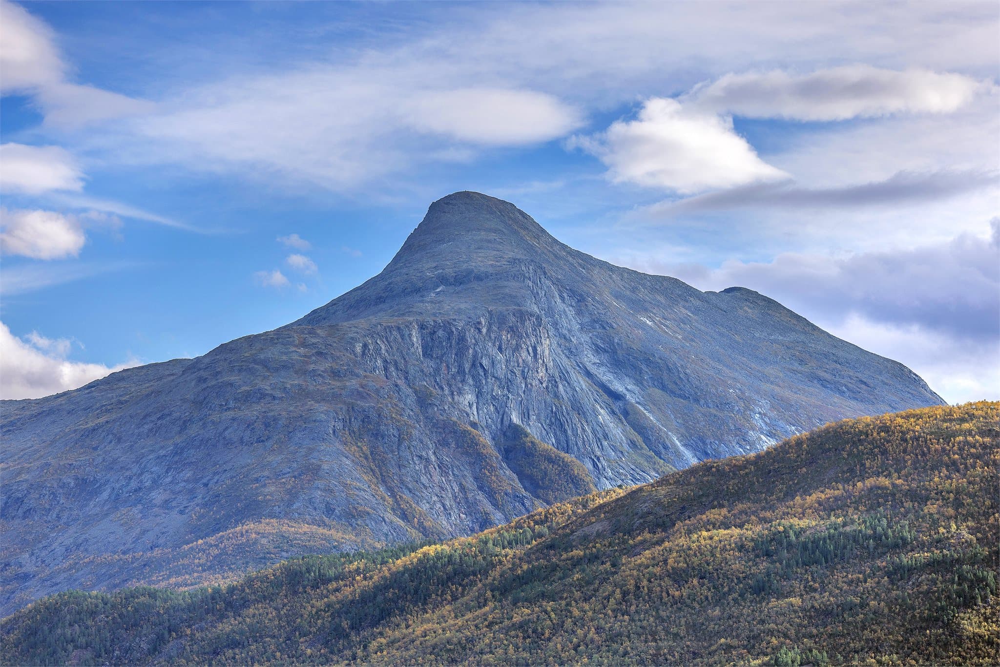 Karakteristiske fjellformasjoner preger utsikten fra eiendommen.