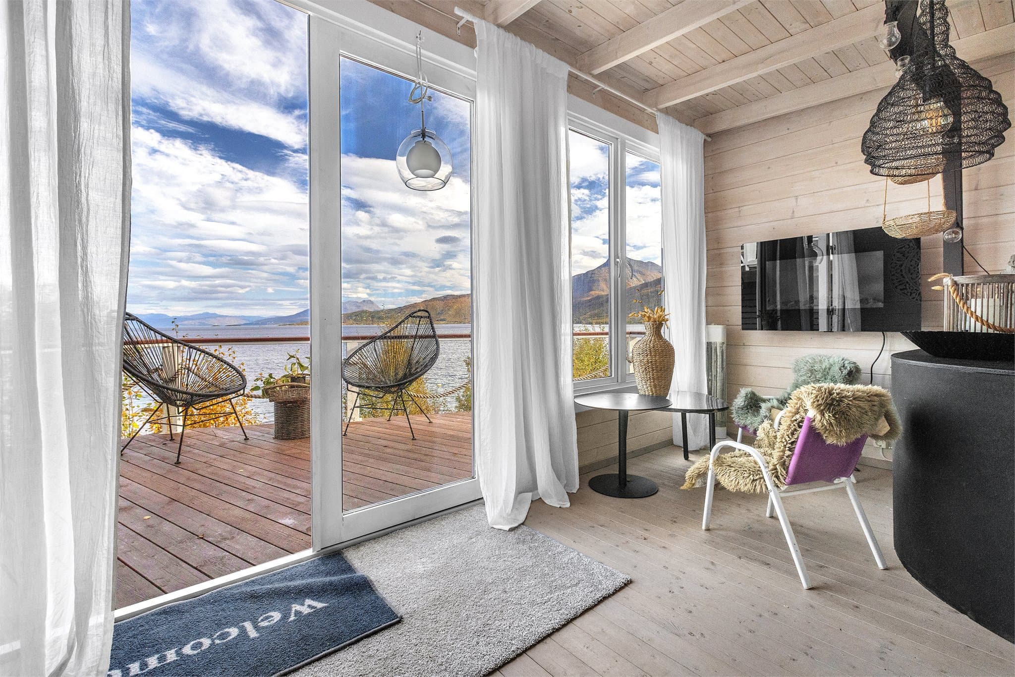Lysthuset på ca. 11 m² er innredet som en lun oppholdsplass med storslått utsikt.