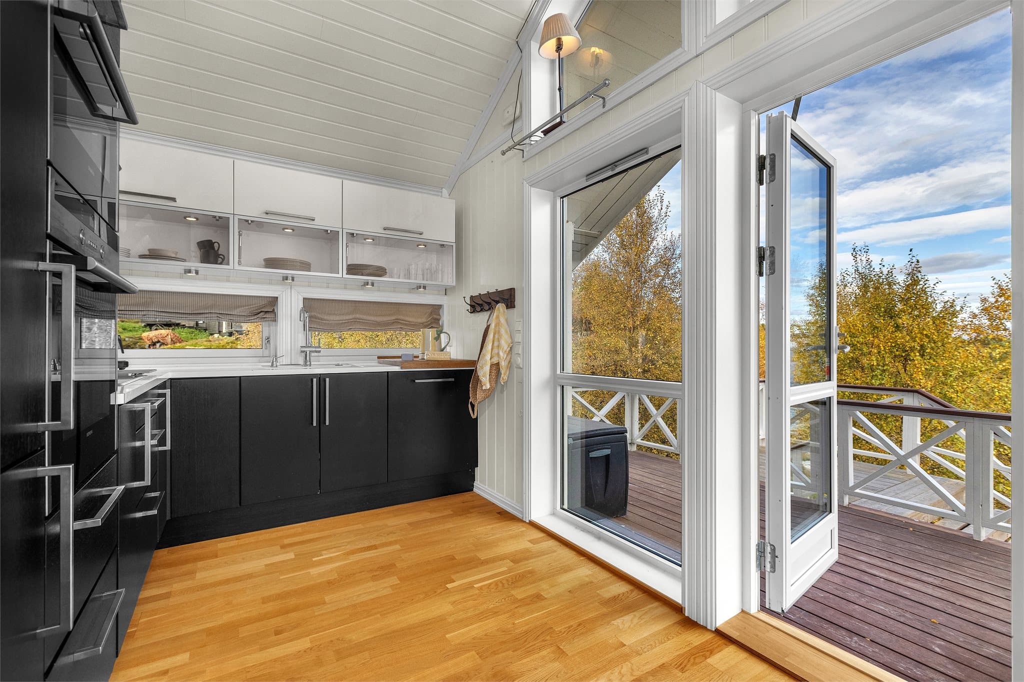 Glassdør fra kjøkkenet gir enkel adkomst direkte ut til grillterrassen.