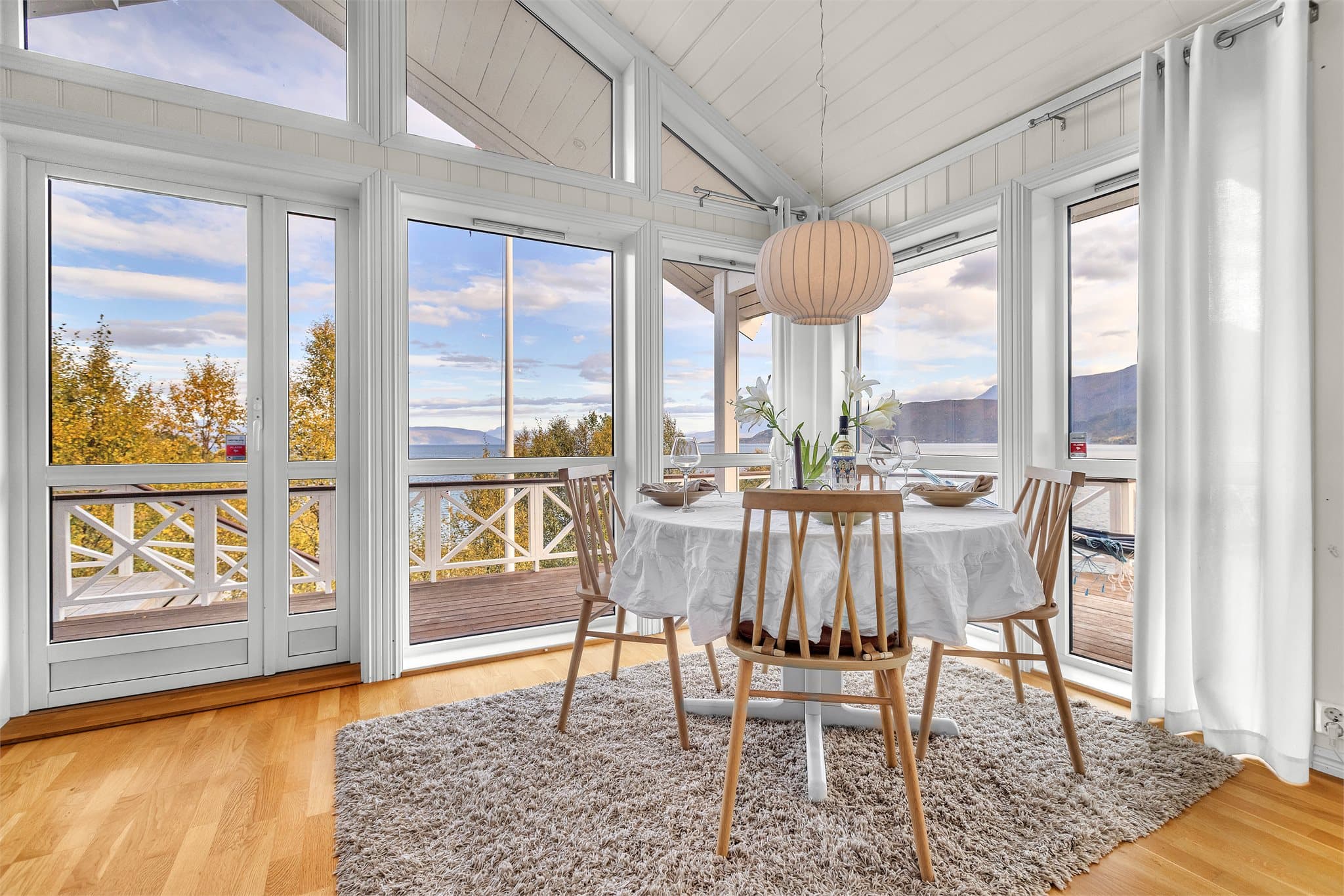 Spisestuen er plassert i karnappet med utsikt over fjorden og landskapet.