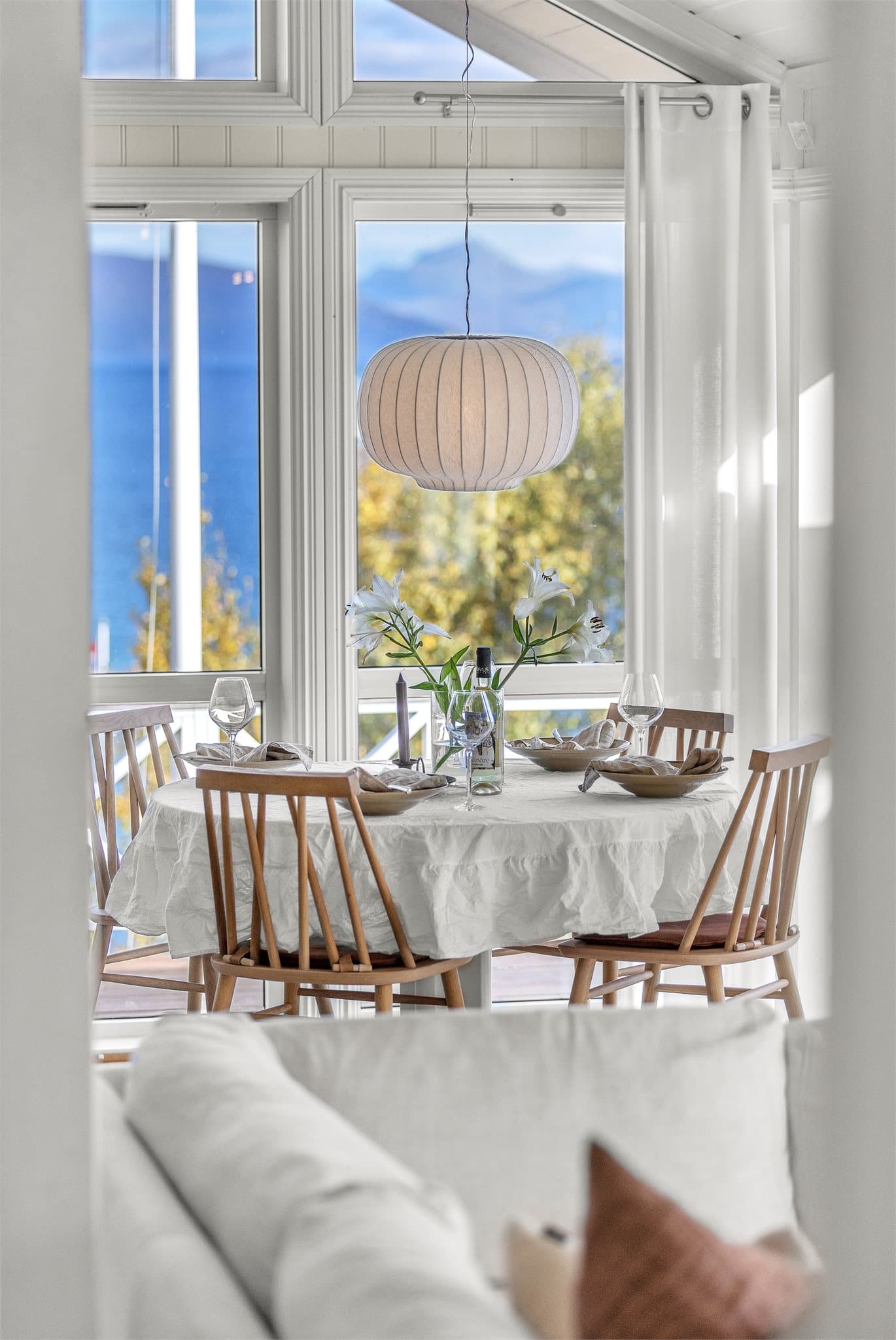 Store glassdører åpner rett ut til terrassedekket.