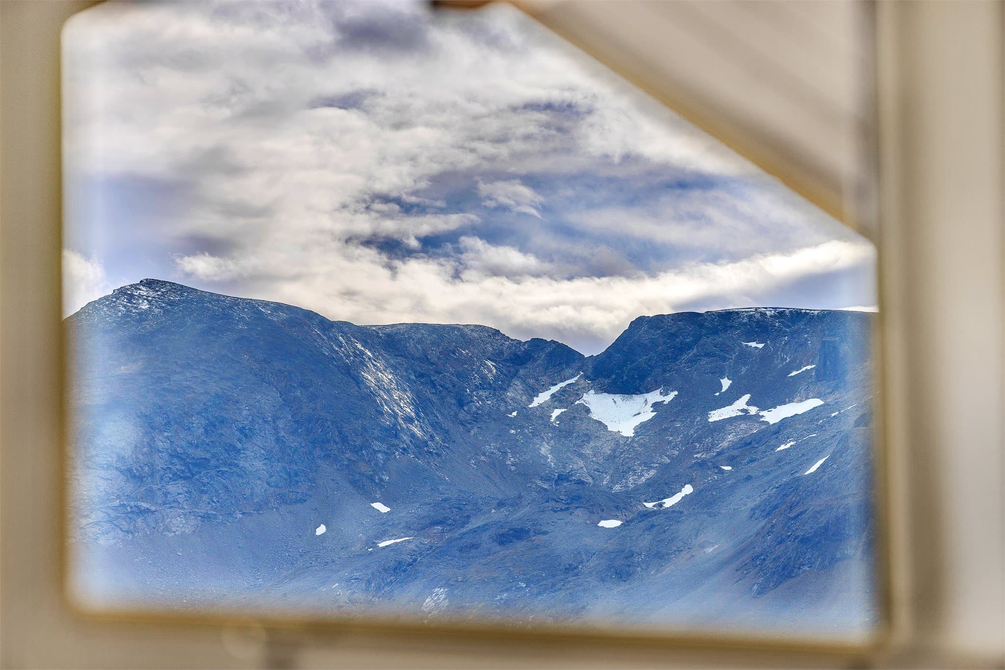 Utsikt mot de omkringliggende fjellmassivene fra stuevinduet.