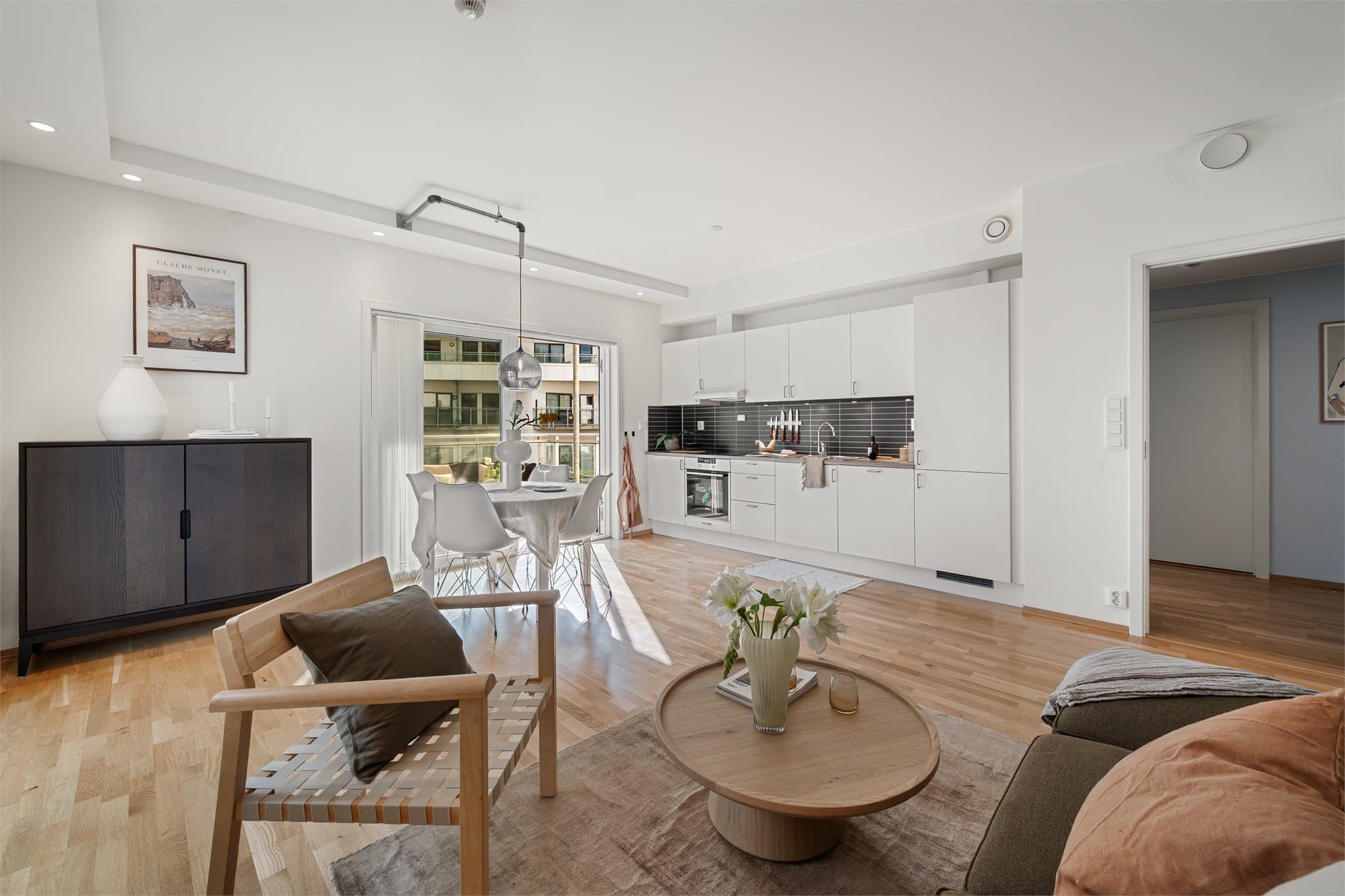 - Her er det godt med plass til både spise- og sofagruppe i hver sine naturlige soner -