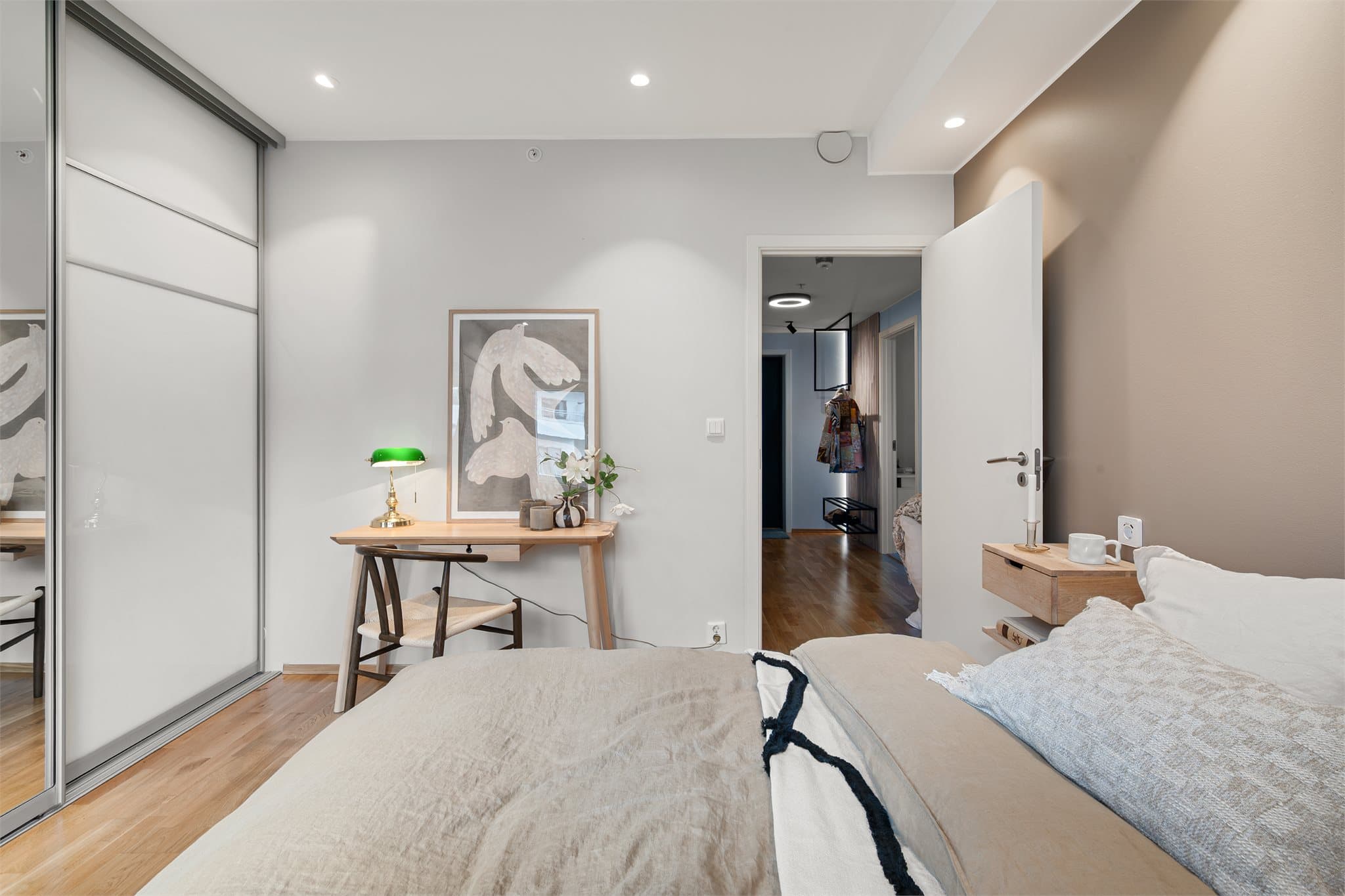- Leiligheten har en innvendig bod på 3,3m² og en ekstern sportsbod på 6,4m² -