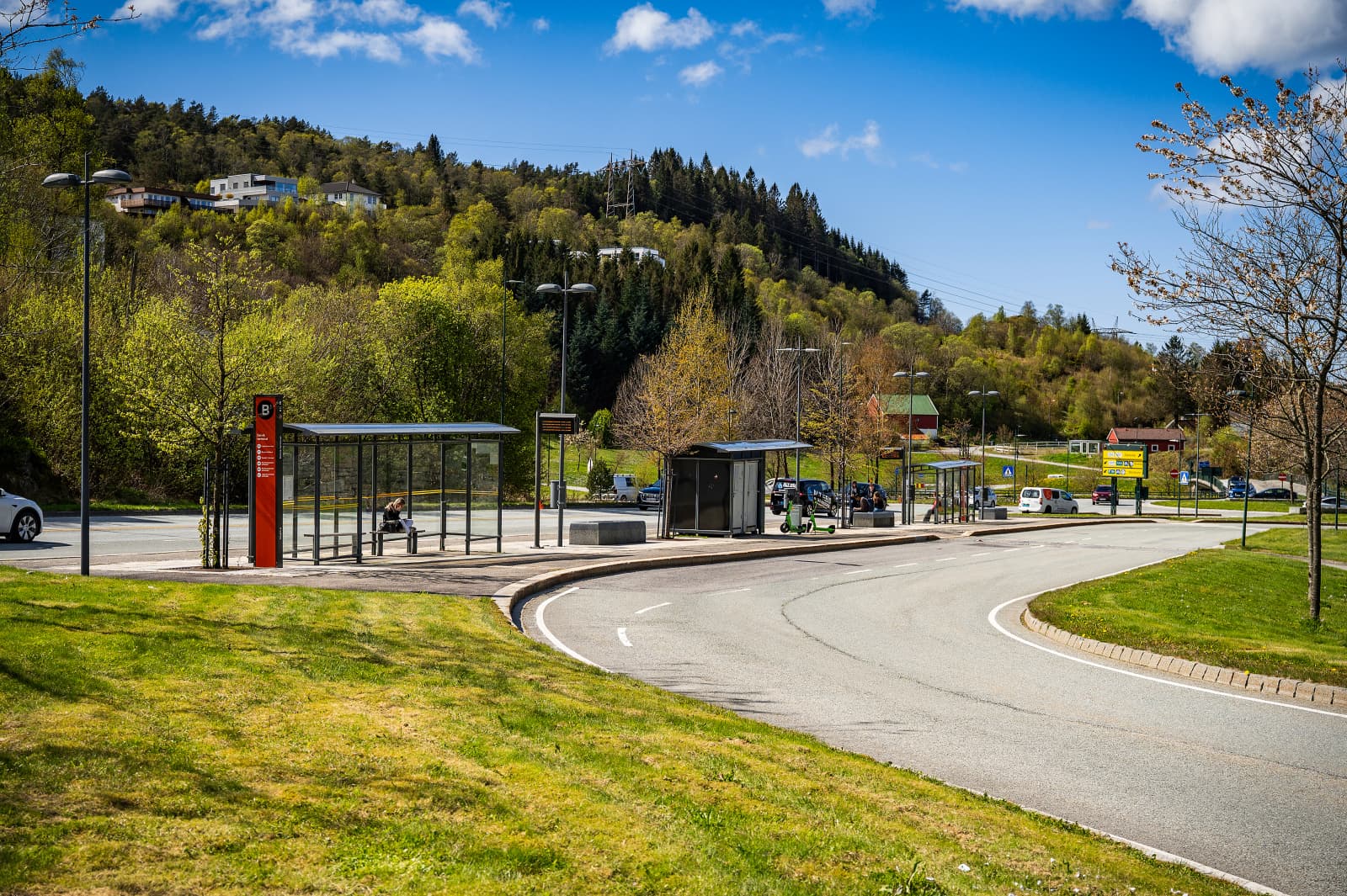 - Kollektivtilbudet i området er svært godt. Nærmeste bussholdeplass ligger innen 2 min gange og tar deg blant annet mot Dolvik terminal, Fyllingsdalen terminal, Bergen busstasjon og Bergen Lufthavn -