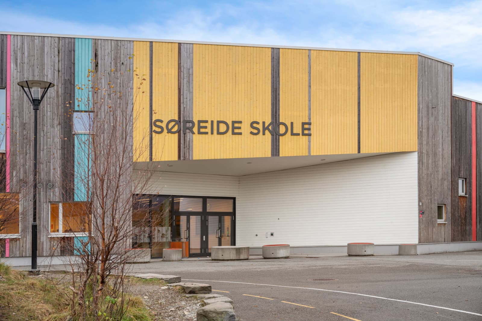 - Søreide skole ligger innen få minutters gange -