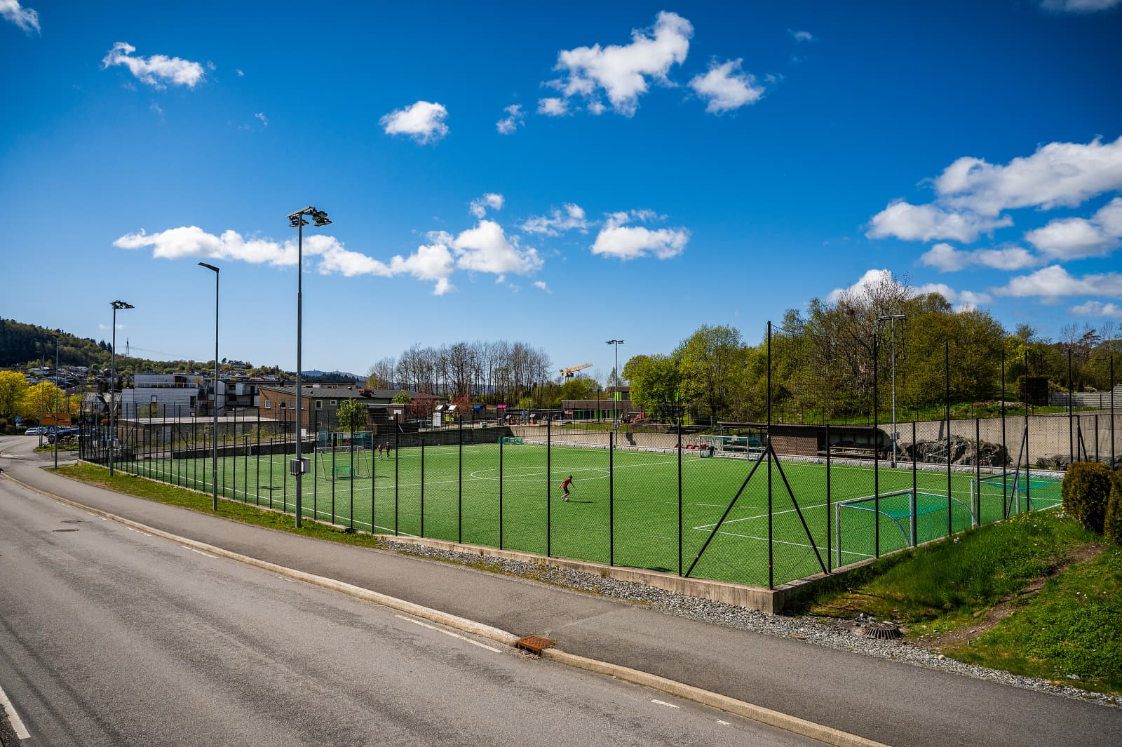 - Området byr på gode aktivitetstilbud passende alle aldre. Ved Søreidehallen tilbyr idrettslaget både fotball, håndball, innebandy, e-sport og friidrett -