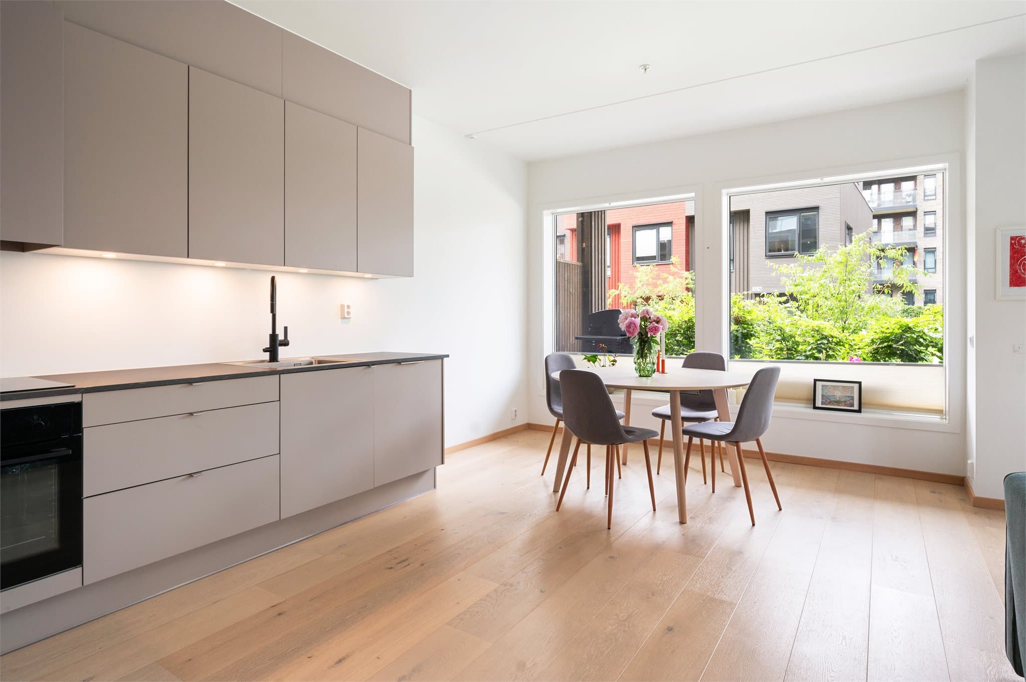 Det er god plass til stort spisebord hvor du kan samle venner og familie til et hyggelig måltid.