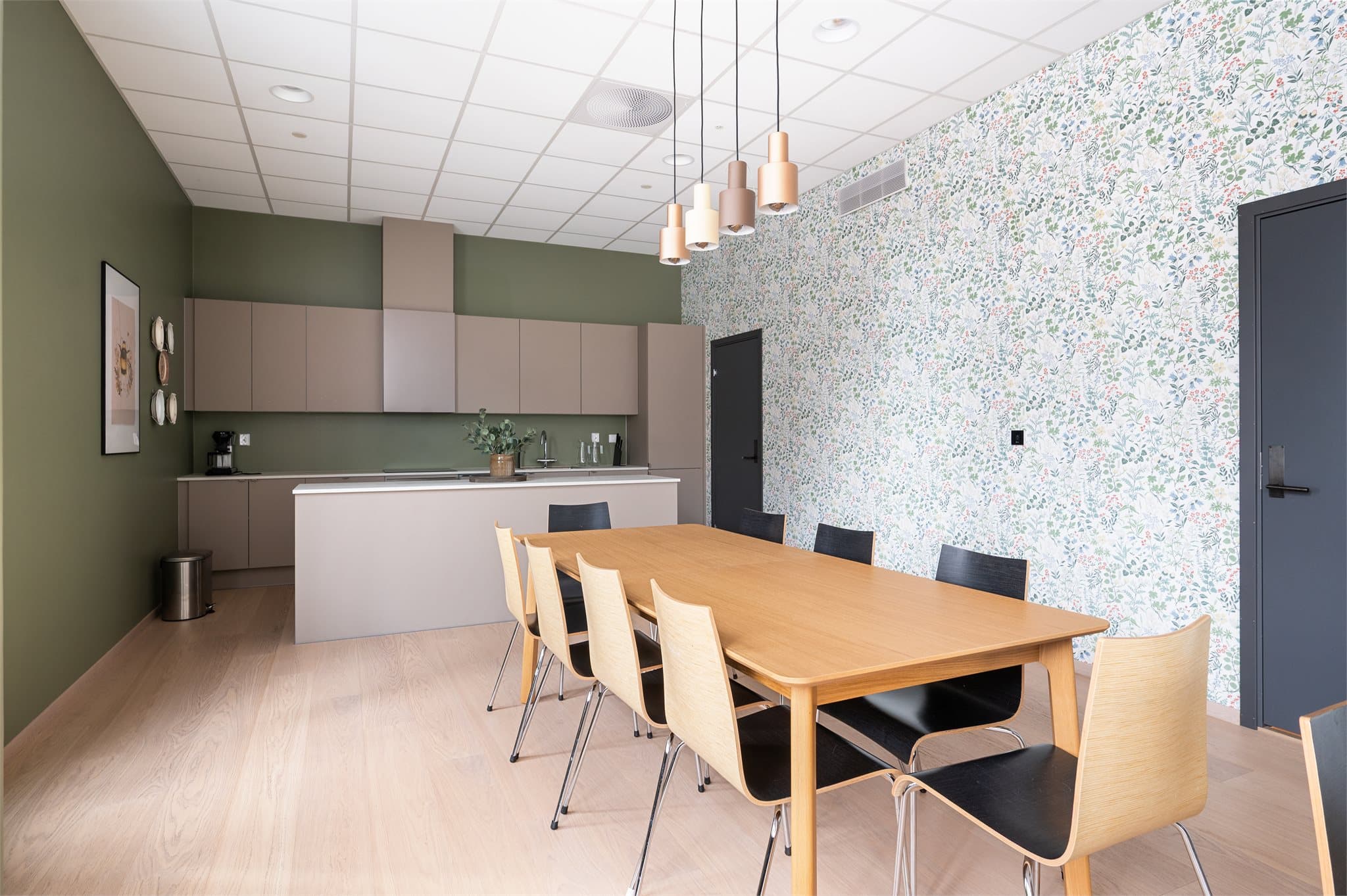 Med kjøkken og mange sitteplasser.