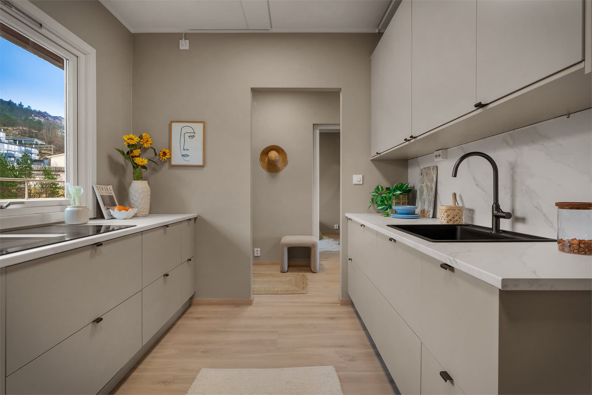 - Merk stikkontakt under overskap samt rikelig med skap- og benkeplass til glede for kokken -